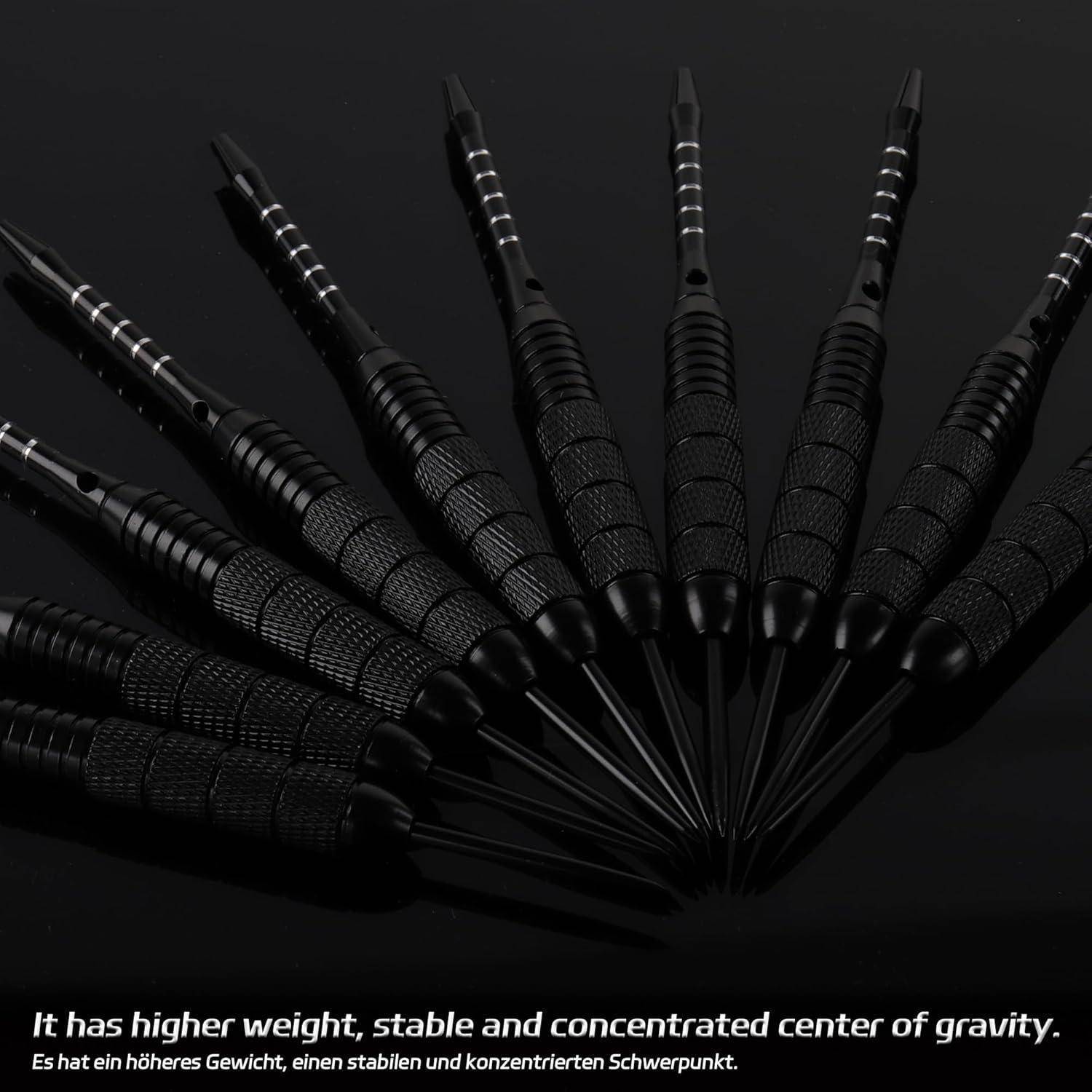 Ein Satz schwarzer Dartpfeile, die sich auf einer dunklen Oberfläche fächerförmig ausbreiten und dabei ihr elegantes, metallisches Design und ihre spitzen Spitzen betonen.