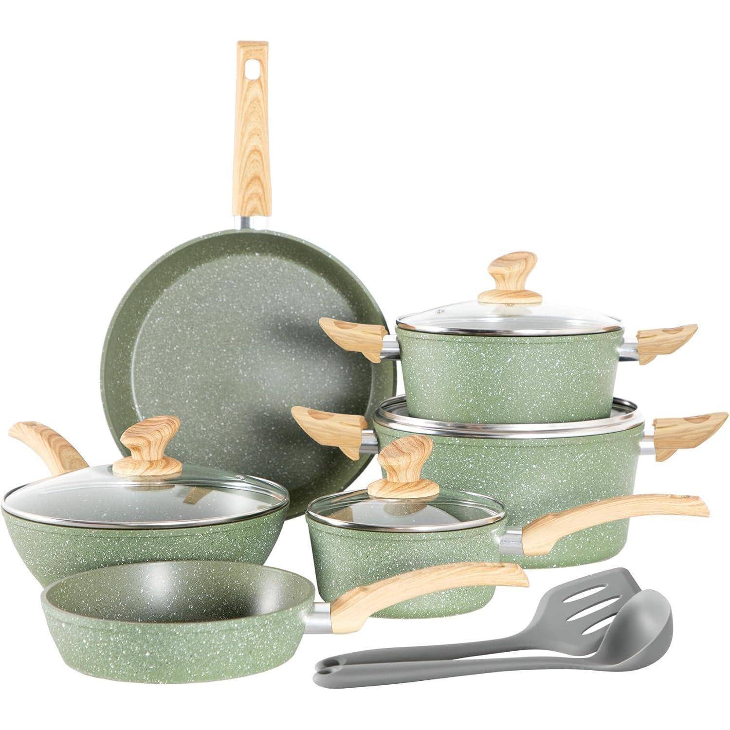 Kochgeschirr-Set mit grünen antihaftbeschichteten Töpfen und Pfannen, Holzgriffen, Glasdeckeln und zwei Küchenutensilien. Geeignet für verschiedene Kochbedürfnisse.