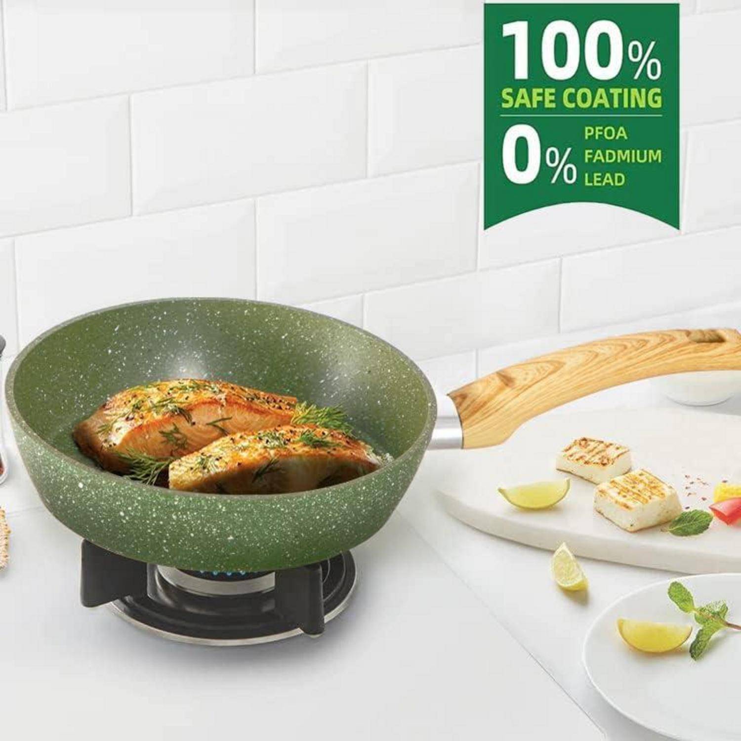 Eine Pfanne mit Fischfilets auf einem Herd, beschriftet mit 