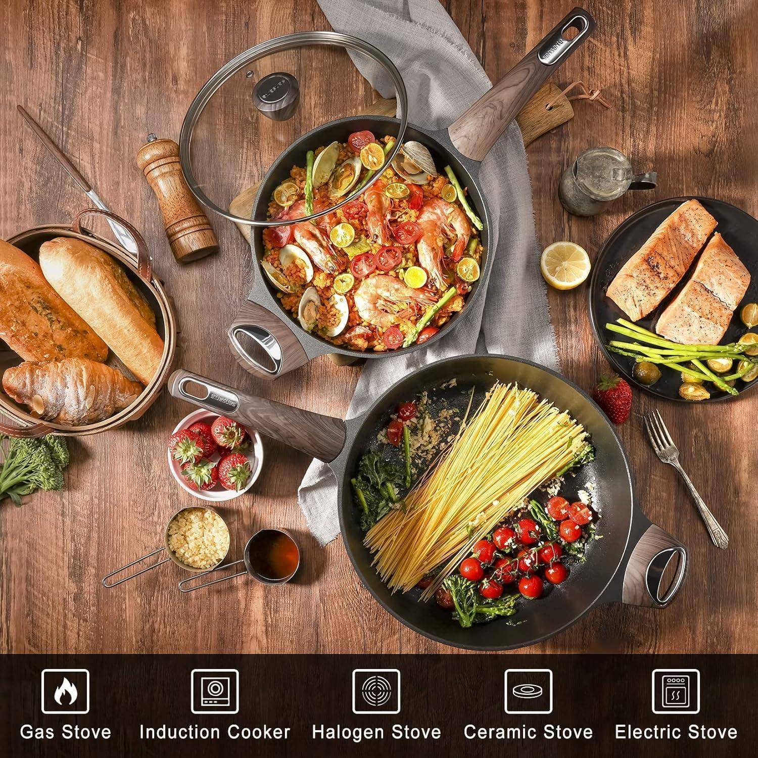 Ein Tisch mit gekochten Hühnchen- und Gemüsegerichten in Pfannen, Brot und Gewürzen. Beschriftungen unten zeigen Herdtypen: Gas, Induktion, Halogen, Keramik, Elektrisch.