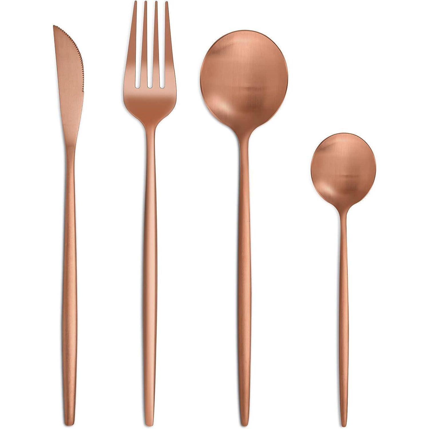 Ein Set aus vier kupferfarbenen Besteckstücken: ein Messer, eine Gabel, ein Esslöffel und ein Teelöffel, jeweils mit elegantem und modernem Design.