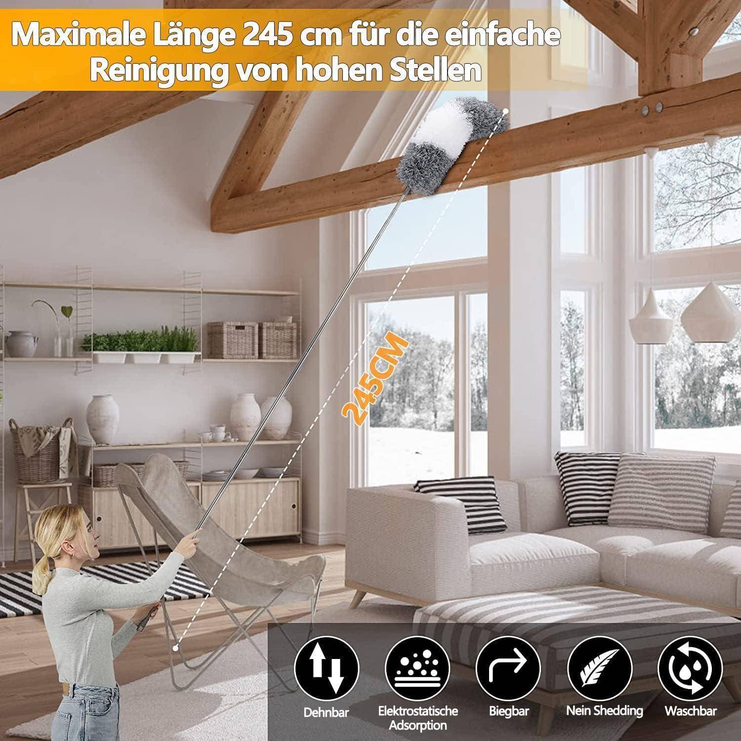 Eine Frau benutzt einen ausziehbaren Staubwedel, um einen hohen Holzbalken in einem Wohnzimmer zu reinigen. Text lautet: 'Maximale Länge 245 cm für die einfache Reinigung von hohen Stellen.