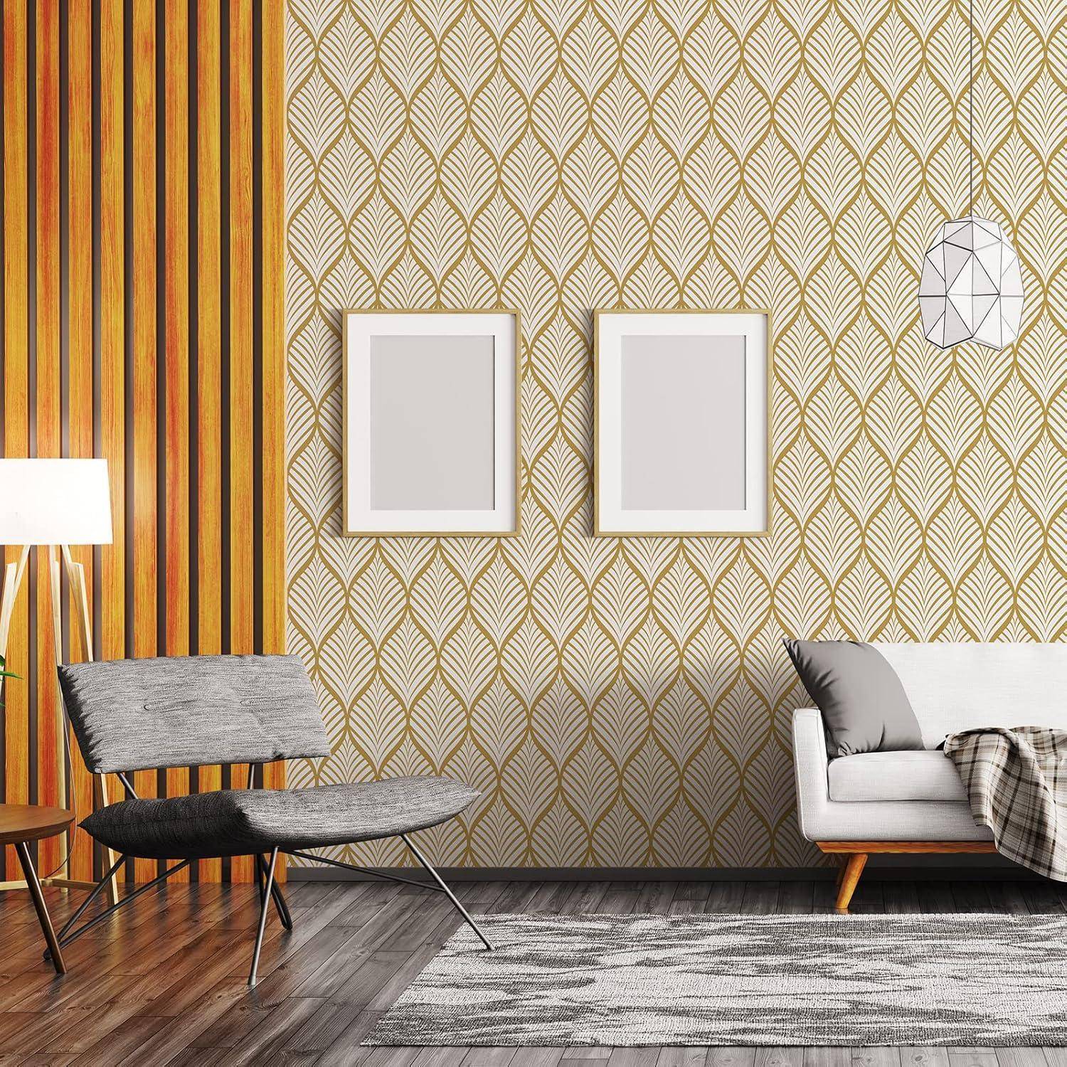 Ein modernes Wohnzimmer mit geometrischer Tapete, zwei leeren Rahmen, einem grauen Stuhl und einem weißen Sofa mit Kissen, das eine stilvolle Atmosphäre schafft.