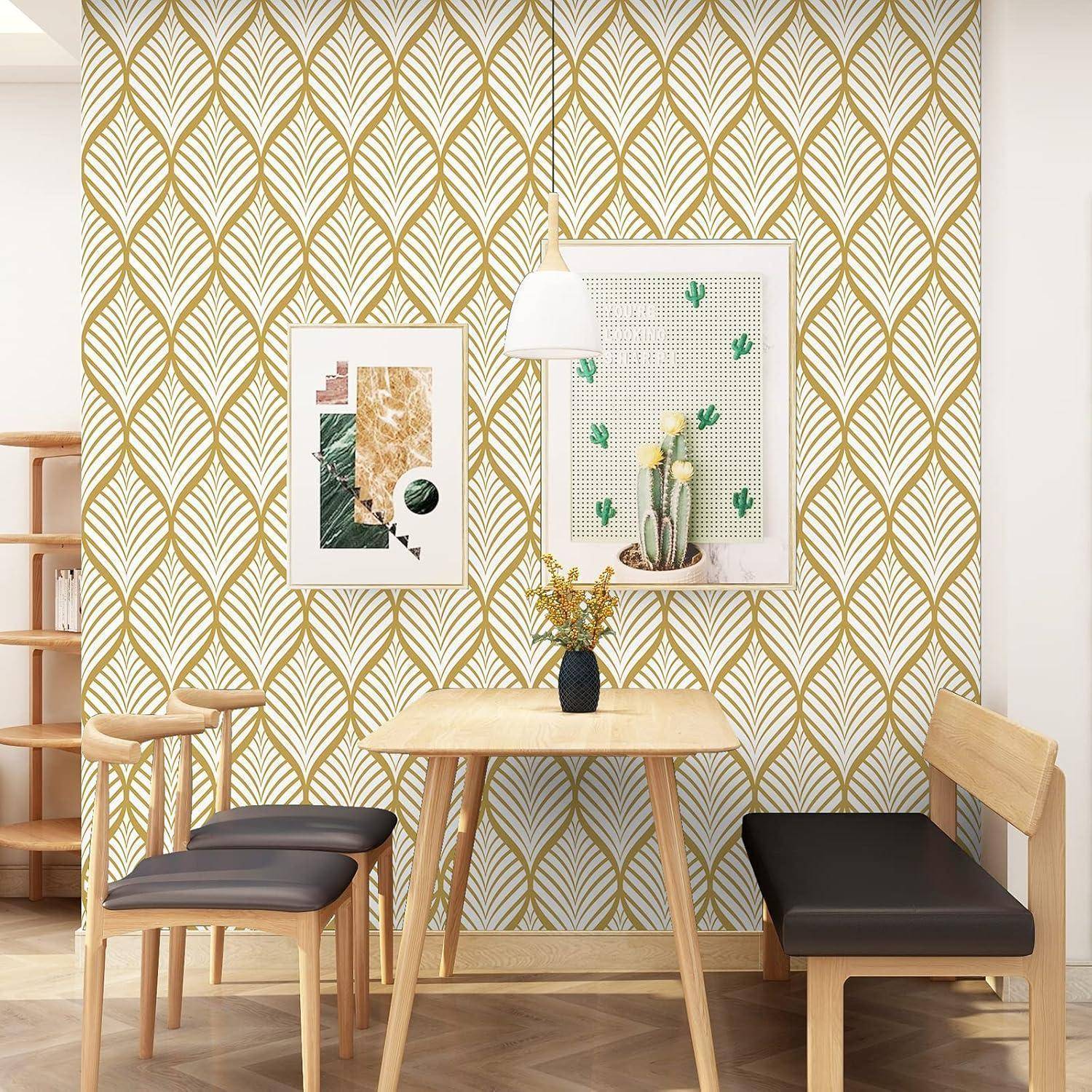 Essbereich mit einem kleinen Holztisch, zwei Stühlen und einer Bank vor einer gemusterten Tapete. Zwei gerahmte Kunstwerke und eine Pendelleuchte hängen über dem Tisch.