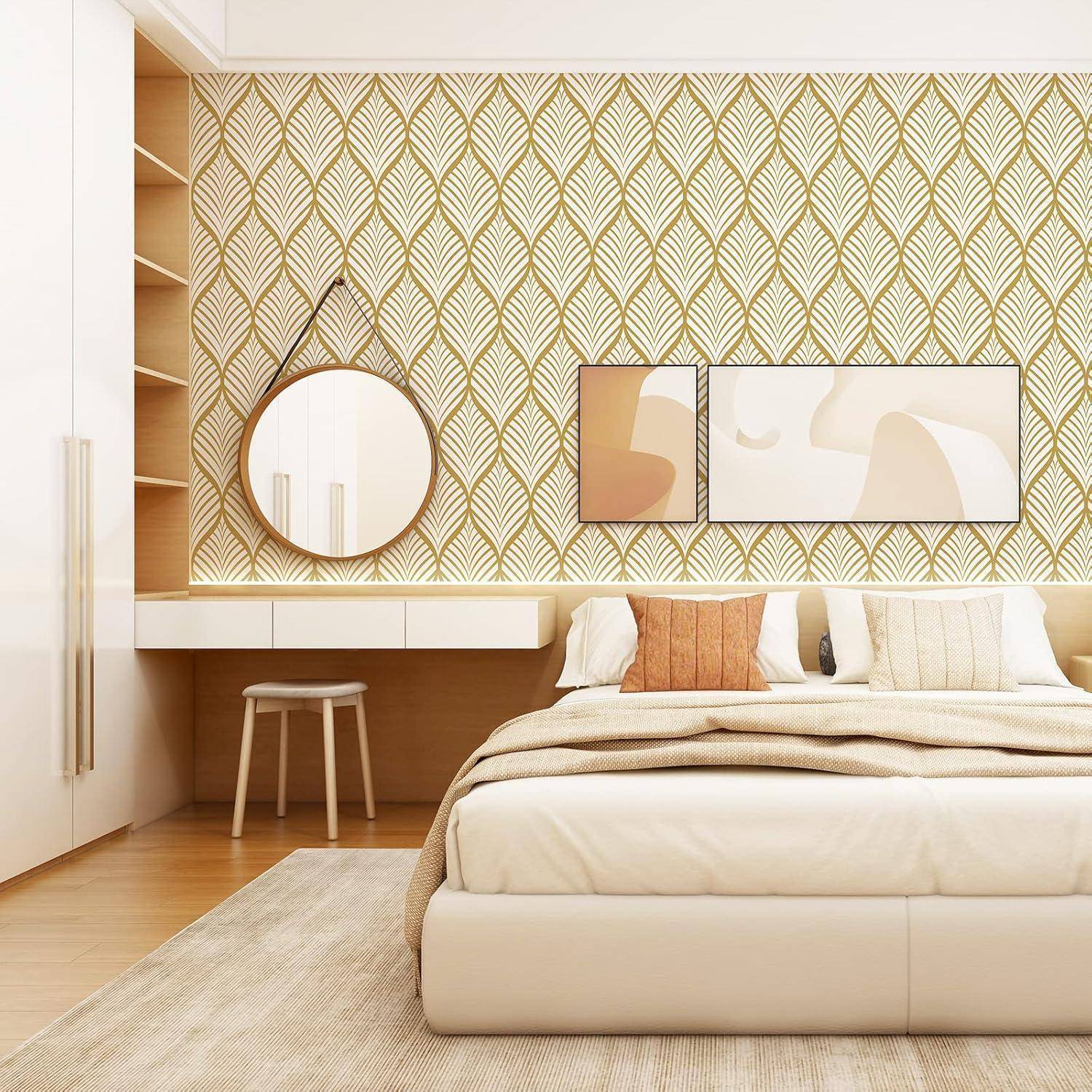 Ein modernes Schlafzimmer mit einem großen Bett, abstrakter Kunst an der Wand und gemusterter Tapete. Minimalistische Dekoration umfasst einen runden Spiegel und einen kleinen Hocker.