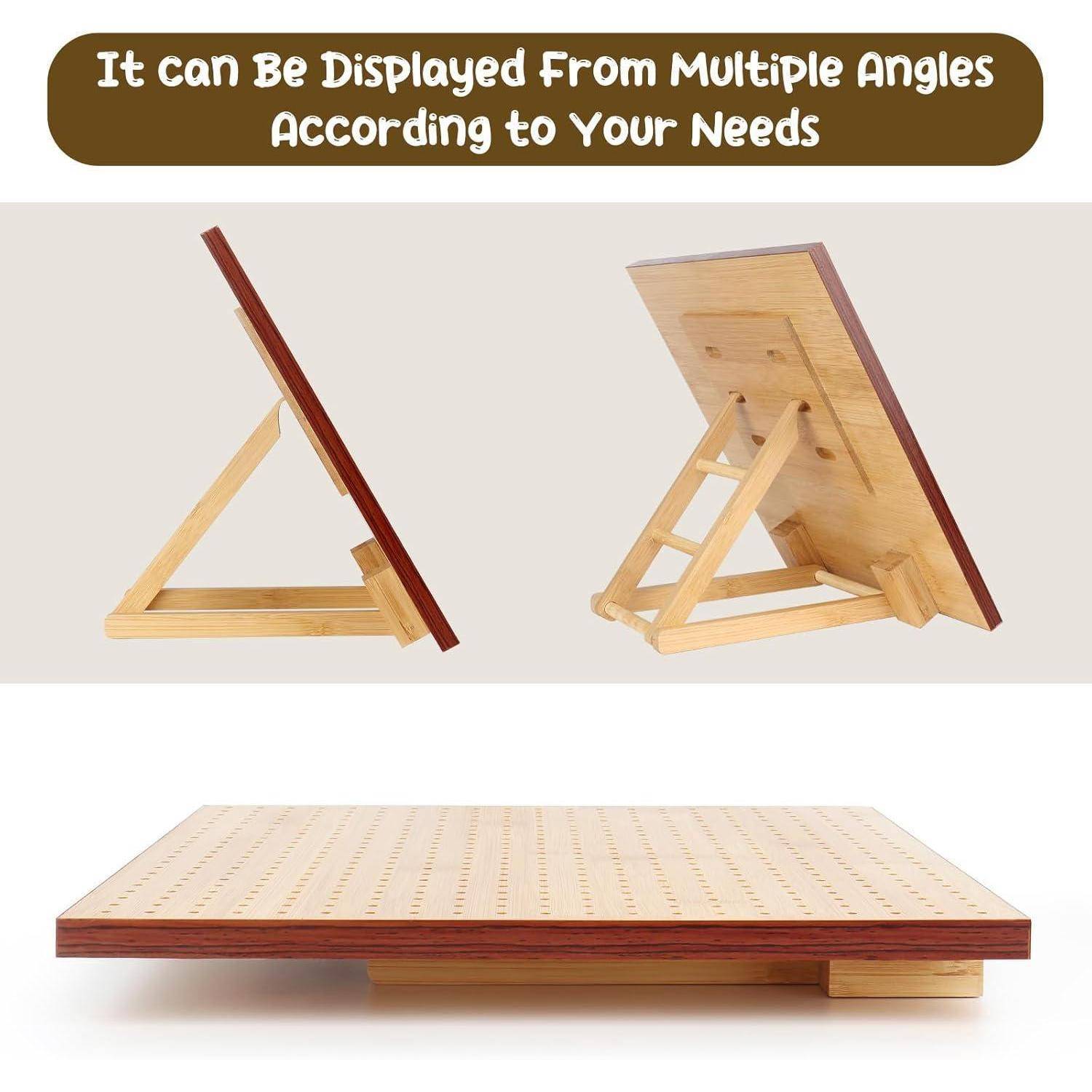 Ein Holzständer wird in zwei gewinkelten Ansichten präsentiert, der seine Verstellbarkeit zeigt und dadurch eine Anpassung nach Benutzerbedürfnissen ermöglicht.