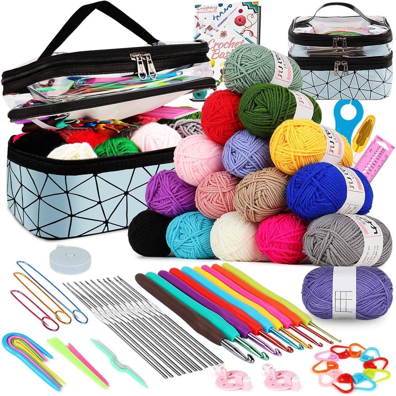 Ein Häkelset mit bunten Garnbällen, Häkelhaken, Stricknadeln, Maschenmarkierern, Maßband und einer Aufbewahrungstasche.