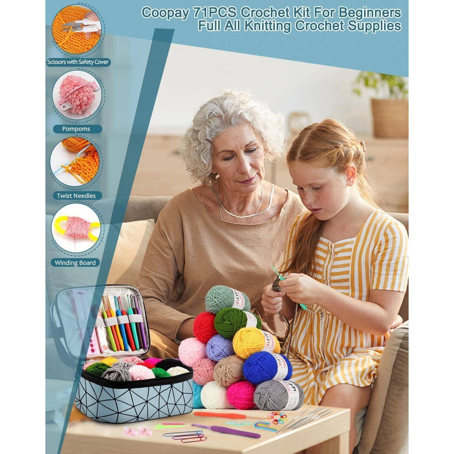 Eine ältere Frau und ein junges Mädchen sitzen gemeinsam auf einem Sofa und stricken. Auf der linken Seite ist ein beschriftetes Diagramm von Häkelutensilien zu sehen.