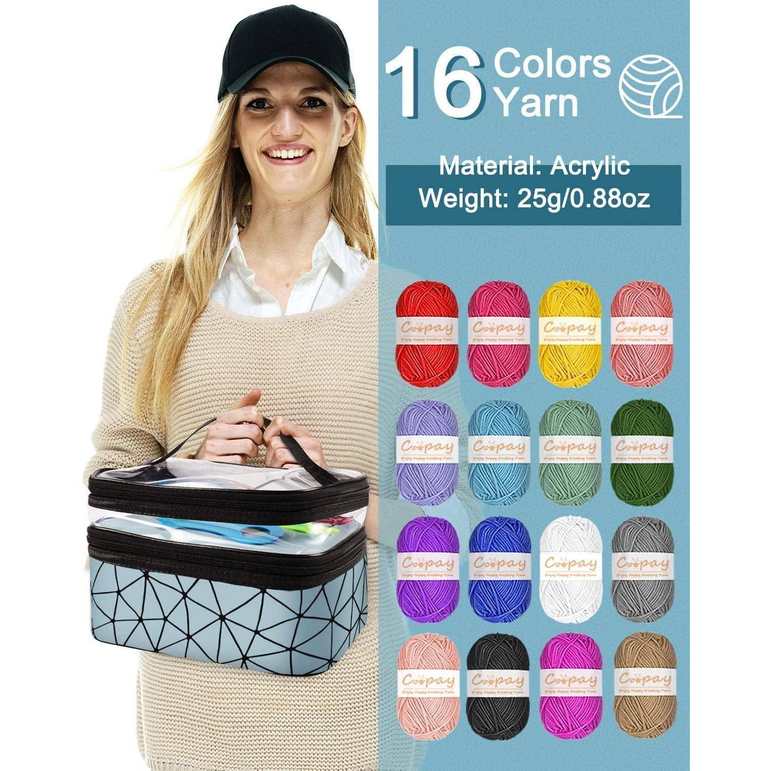 Eine Frau, die eine geometrisch gemusterte Tasche und ein Garn-Set hält. Die Präsentation zeigt 16 Farben von Acrylgarn, wobei jedes Garn 25g oder 0,88 Unzen wiegt.