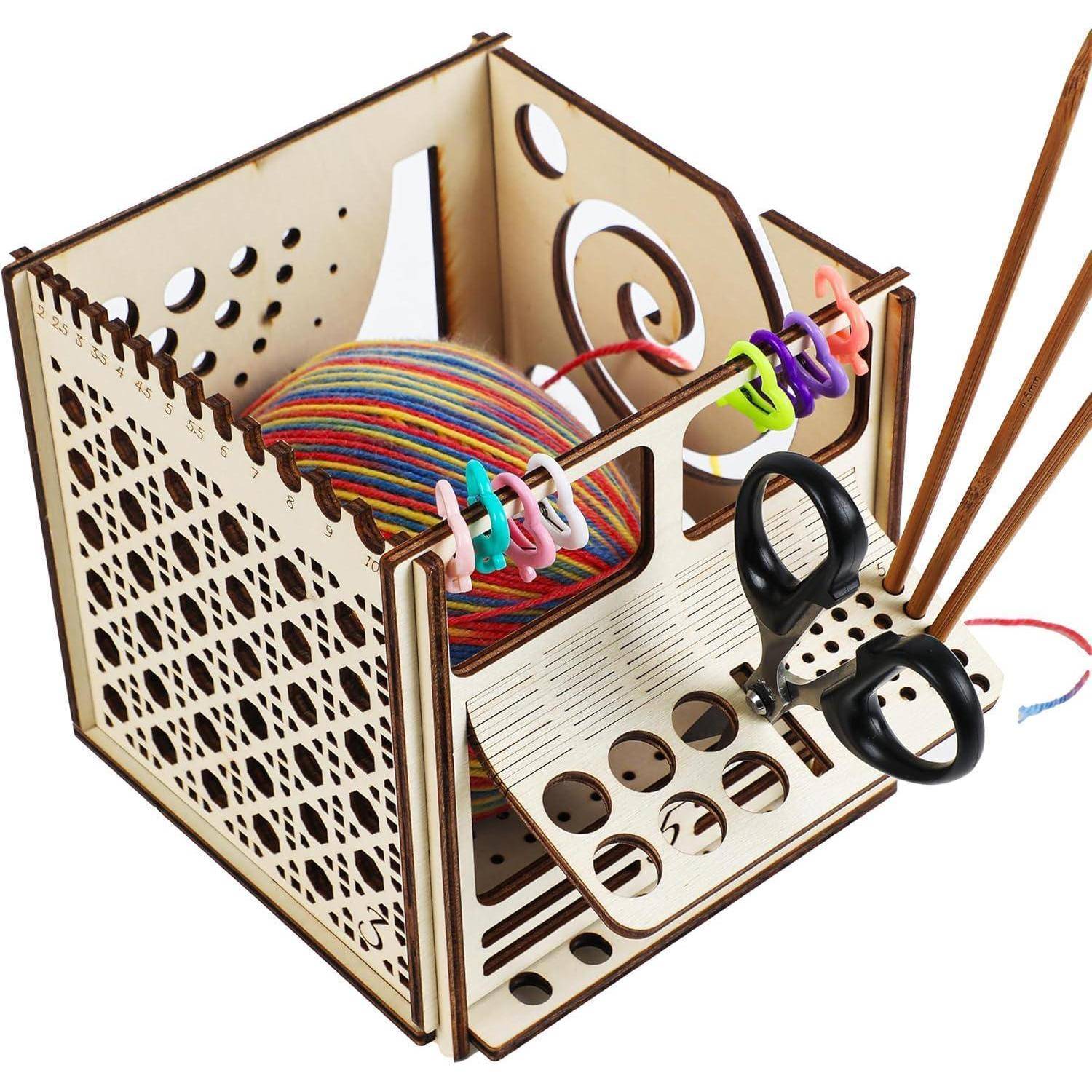 Garnhalter-Box mit mehrfarbigen Garnen, Schere und Stricknadeln, ausgestattet mit durchlöchertem Design und hakenartige Schlitze zur Organisation.