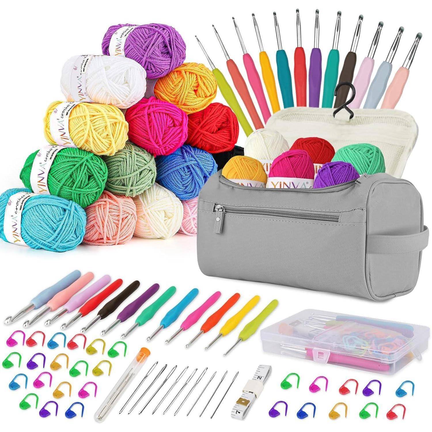 Eine Sammlung bunter Garne und Häkelutensilien, einschließlich Häkelhaken, Nadeln, Maschenmarkierern und Aufbewahrungsbeuteln, ordentlich für das Handarbeiten angeordnet.