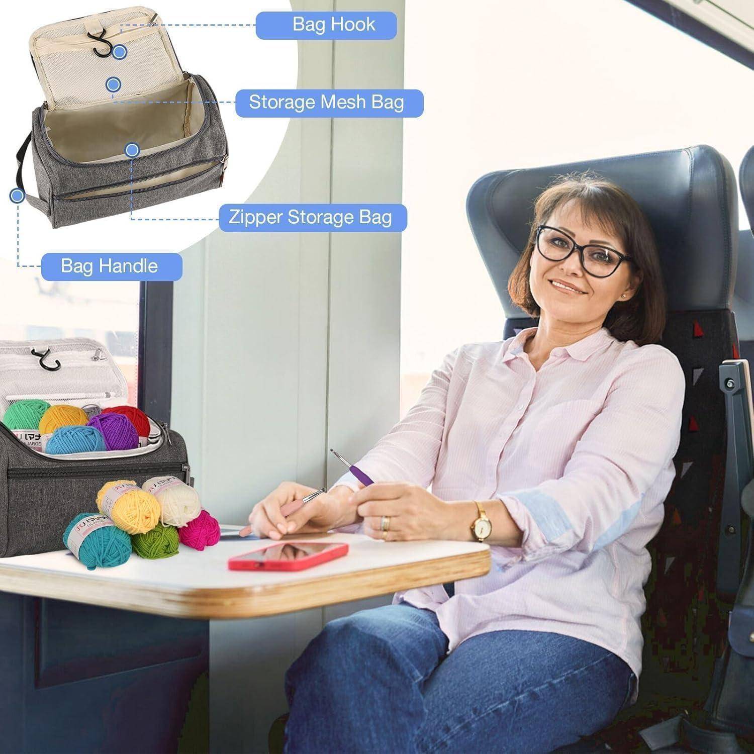 Eine Person, die in einem Zug sitzt, mit einer Häkel-Utensilienbag auf dem Tisch, die buntes Garn enthält. Eingesetzte Etiketten zeigen Merkmale der Tasche wie Netz- und Reißverschlussfach.