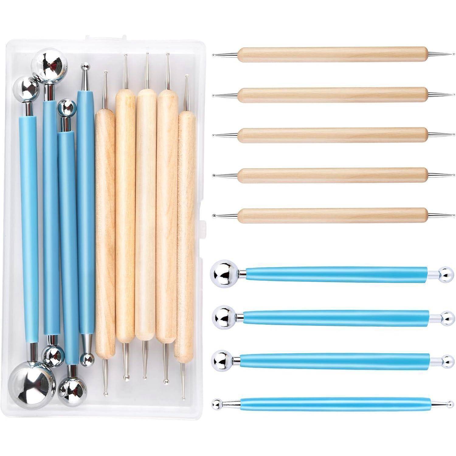 Ton-Modellierwerkzeuge mit Holz- und blauen Griffen, ausgestattet mit metallenen Kugelenden und feinen Spitzen, in einem Plastikkoffer nebeneinander angeordnet.