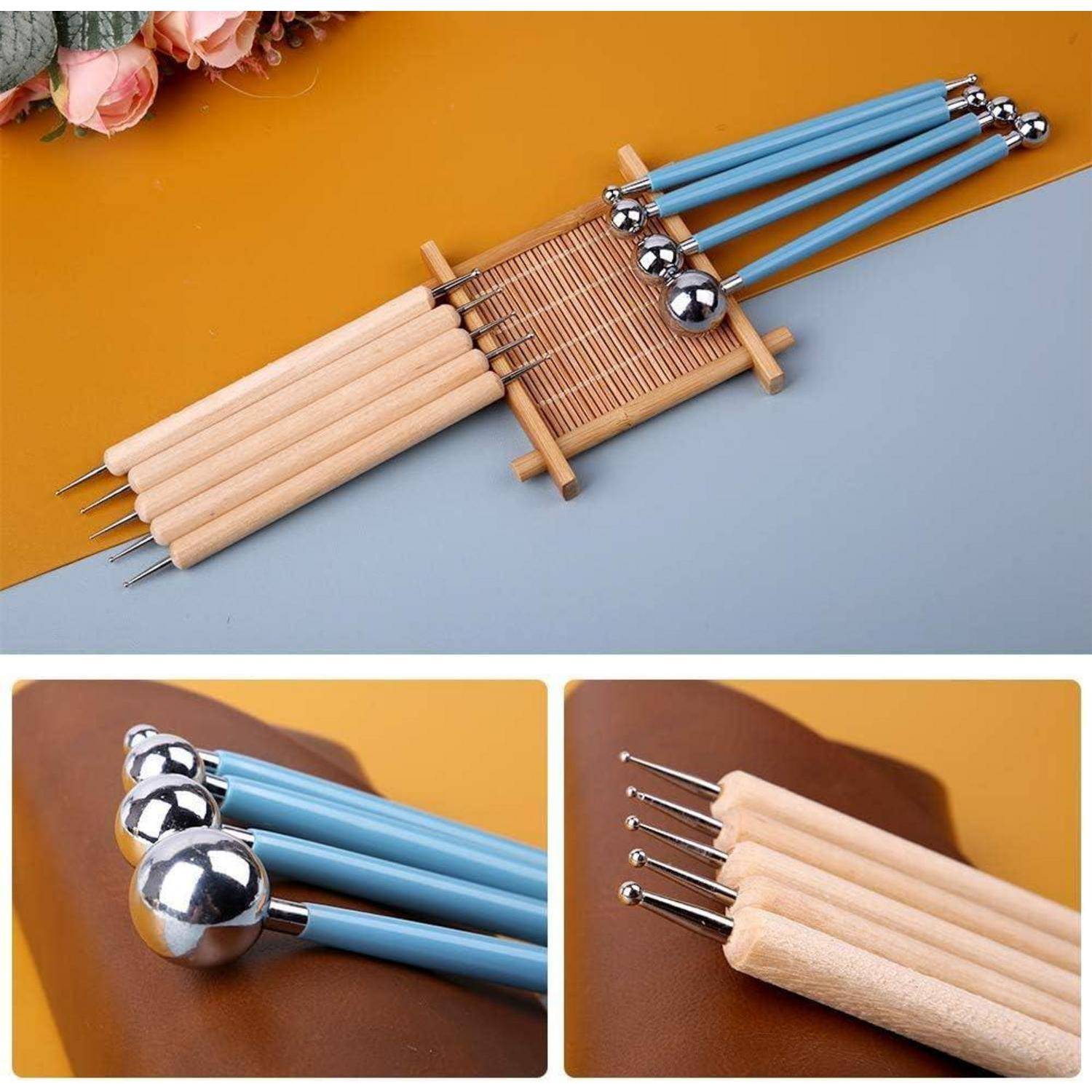 Eine Reihe von Metallkugel-Stylussen mit blauen Griffen, auf einer kleinen Bambusunterlage angeordnet und aus verschiedenen Blickwinkeln vor braunen und orangefarbenen Hintergründen präsentiert.