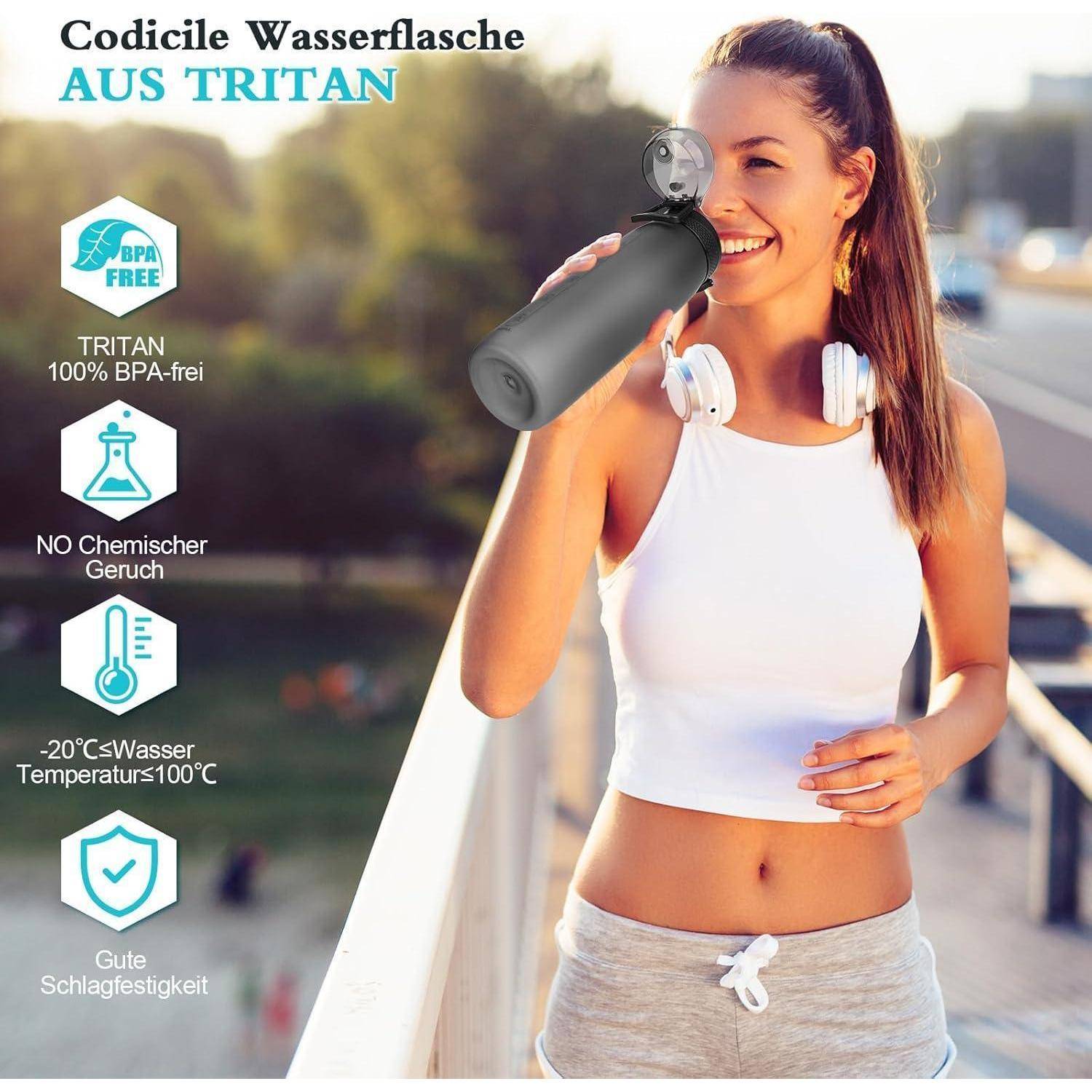 Junge Frau in Sportkleidung trinkt an einem sonnigen Tag aus einer schwarzen Wasserflasche. Der Text hebt Flaschenmerkmale hervor wie „BPA-frei