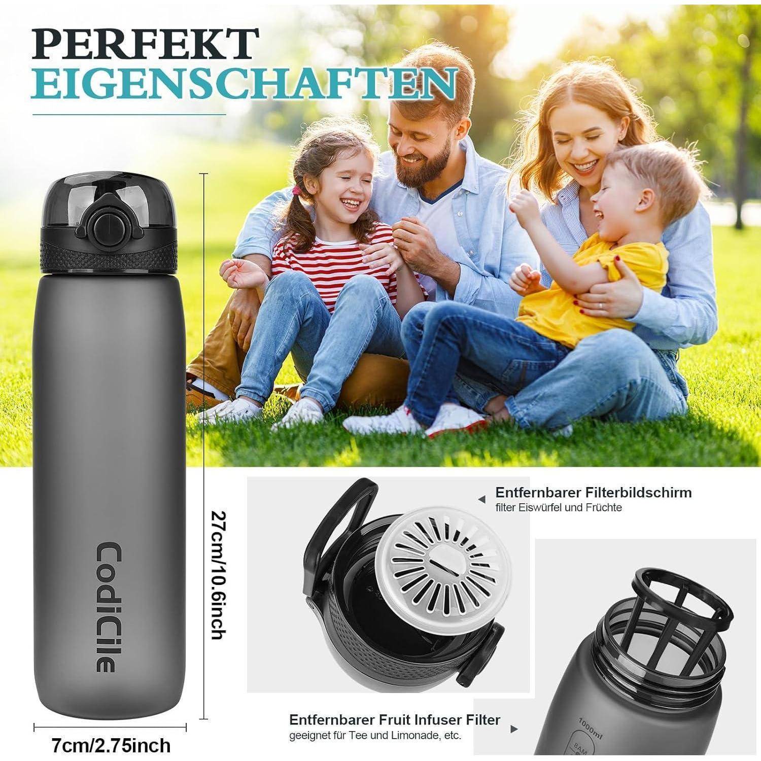 Eine Familie genießt ein Picknick auf einer Wiese. Links steht eine schwarze CodiCile Wasserflasche. Einschübe heben einen herausnehmbaren Filter und einen Fruchtinffuser hervor. Der Text liest: 'Perfekte Eigenschaften'.