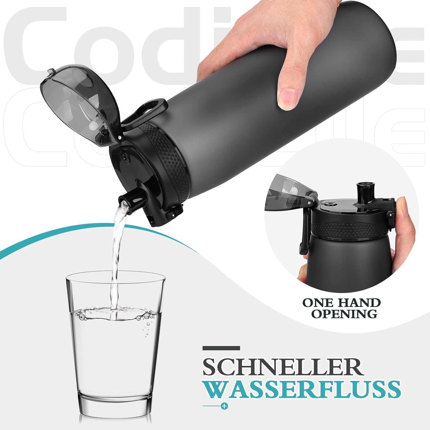 Eine Hand, die eine schwarze Wasserflasche mit Klappdeckel hält und Wasser in ein Glas gießt. Text lautet 'One Hand Opening' und 'Schneller Wasserfluss'.