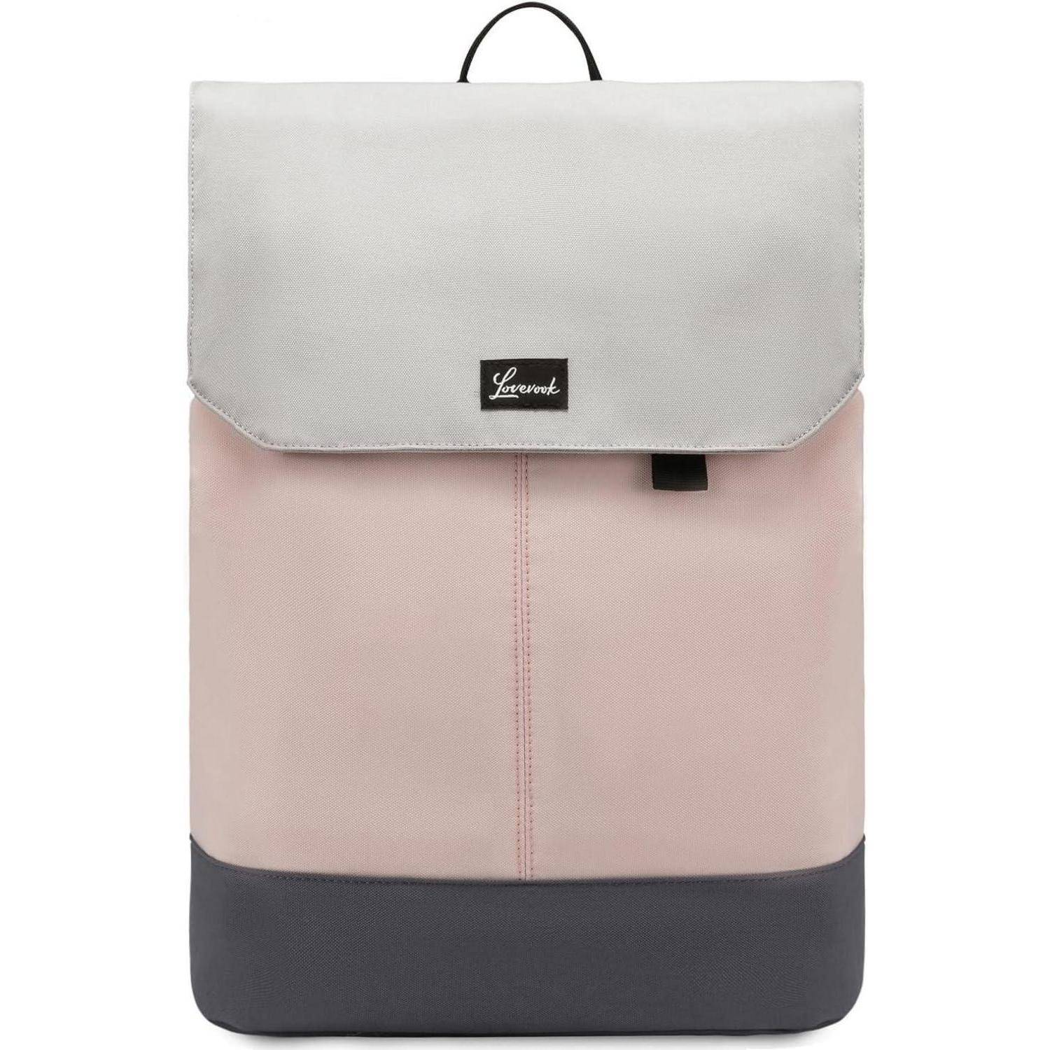 Ein stilvoller, minimalistischer Rucksack mit einer grauen Klappe, hellrosa Körper und dunkler Grundfläche, mit einem kleinen Etikett auf der Vorderseite.