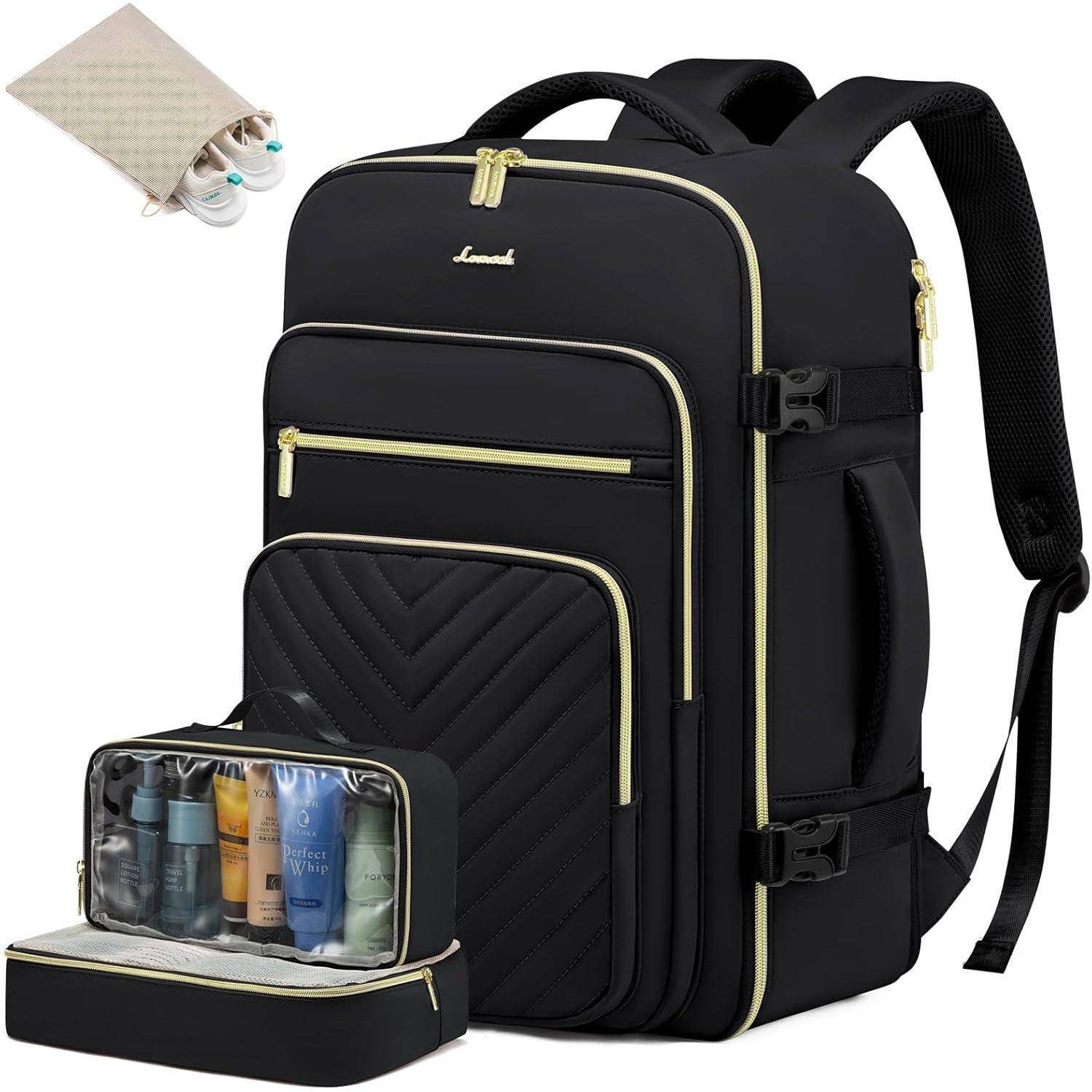 Ein schwarzer Reise-Rucksack mit beigen Reißverschlüssen, ausgestattet mit einer Fronttasche und Seitenkompartimenten. Er beinhaltet eine Kulturtasche und eine Tasche mit Ohrhörern.