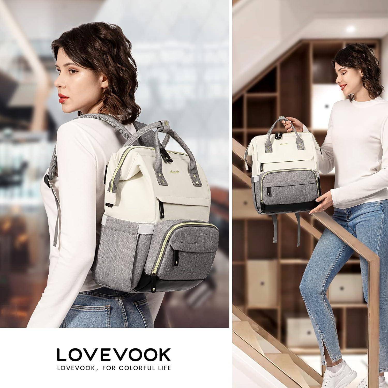 Eine Frau in einem weißen Pullover und Jeans präsentiert einen stilvollen grau-weißen Rucksack mit modernem Design und steht dabei in einem Innenraum.
