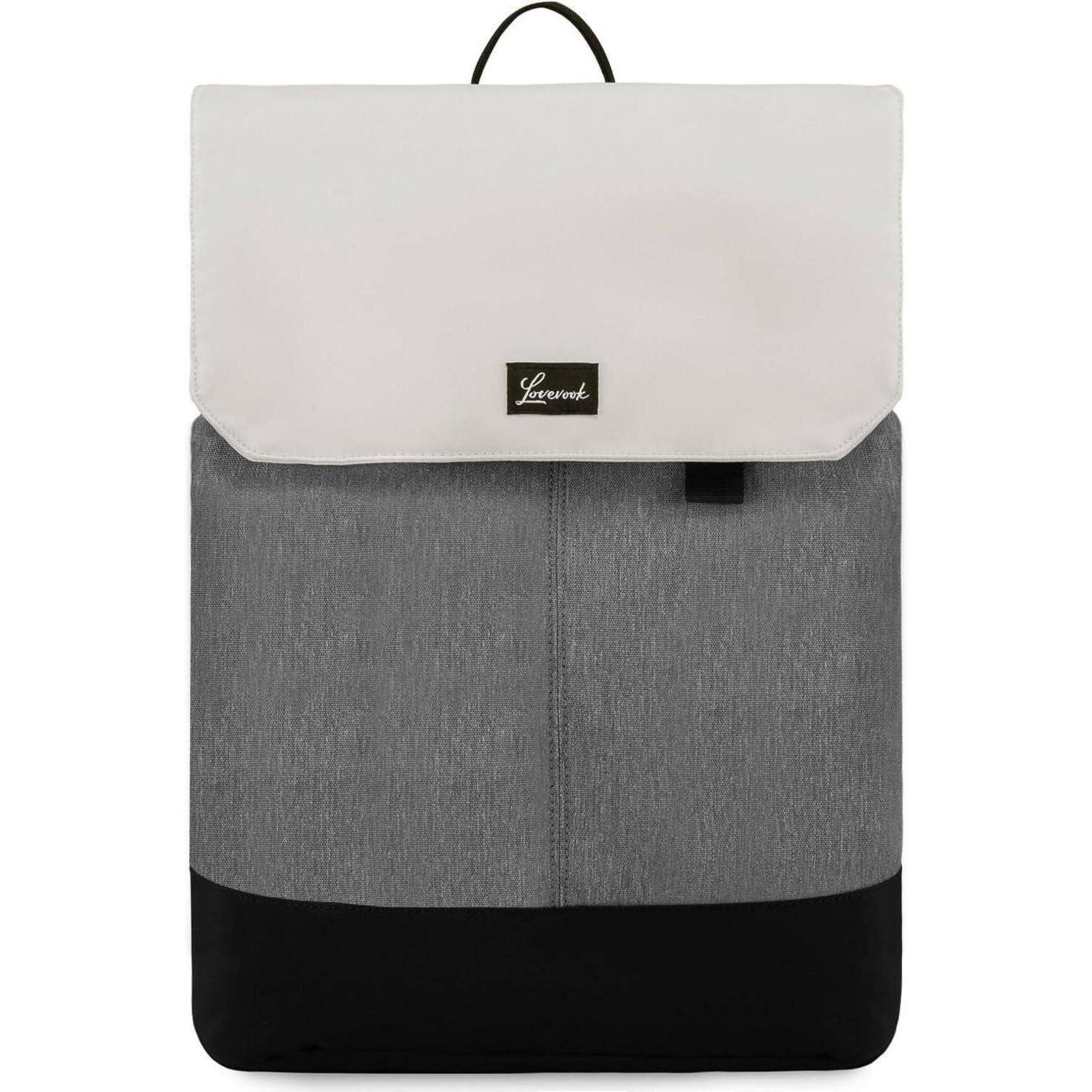 Ein grauer und schwarzer Rucksack mit einer weißen Klappe, versehen mit einem kleinen Logoanhänger, auf dem 