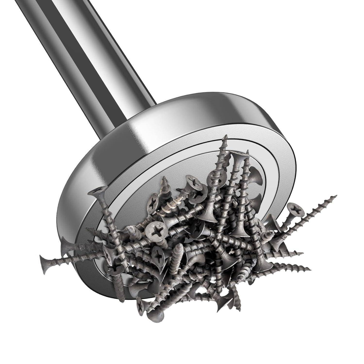 Ein kreisförmiger Magnet zieht einen Haufen Metallschrauben an und demonstriert damit seine magnetische Stärke und Fähigkeit, metallische Objekte sicher zu halten.