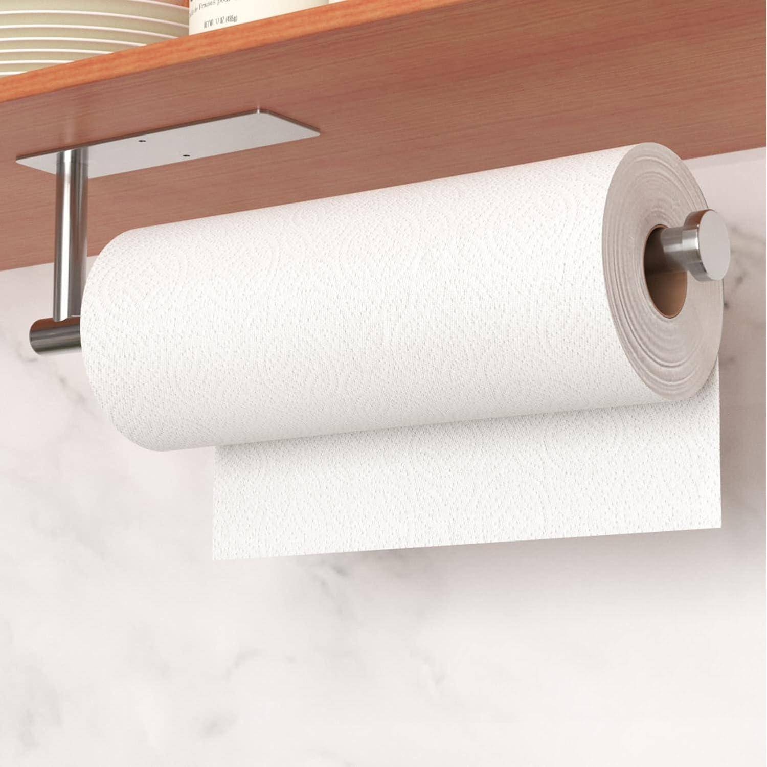 Eine Rolle weißer Papierhandtücher, die auf einem Metallhalter unter einem Holzregal in einer Küchenumgebung befestigt ist.