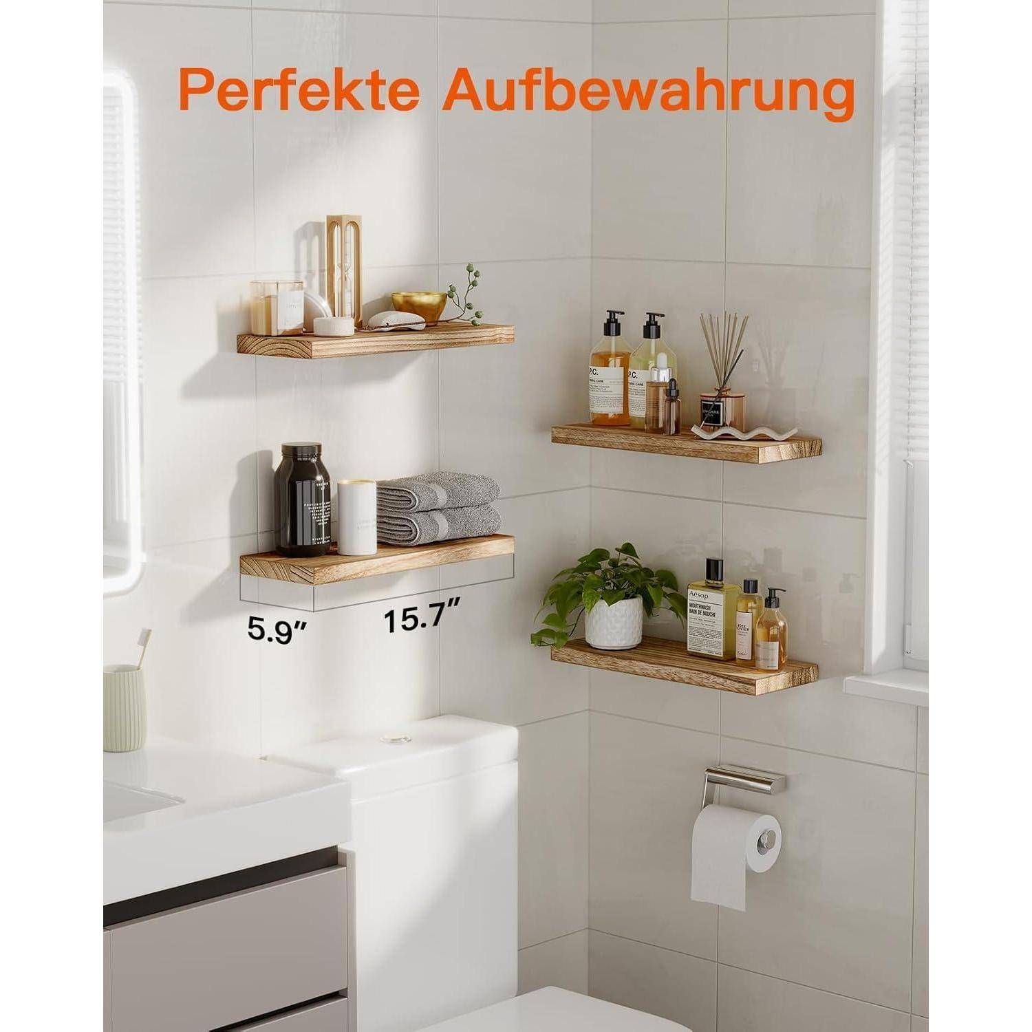 Badezimmerecke mit drei an der Wand montierten Regalen, die Toilettenartikel und Dekoartikel tragen. Die Abmessungen eines Regals sind angegeben: '15 cm x 40 cm'.