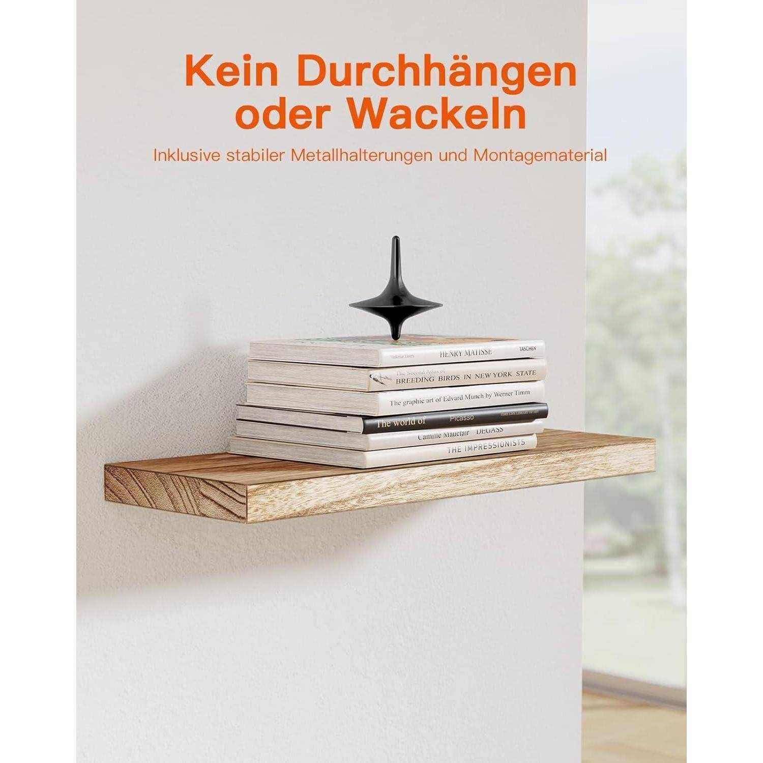 An der Wand befestigtes Holzregal mit einem Stapel Büchern und einem dekorativen Kreisel. Der deutsche Text betont die Stabilität des Regals.