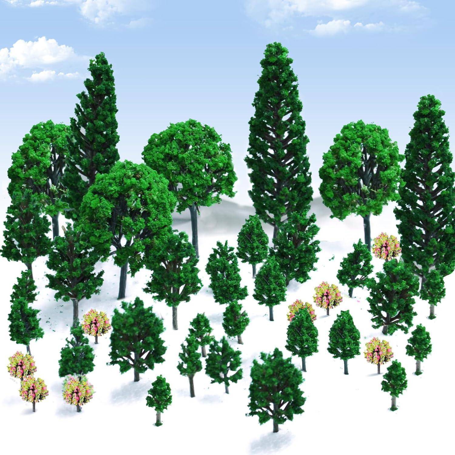 Eine Vielzahl von Modellbäumen unterschiedlicher Größen und Formen sind auf einem weißen Hintergrund angeordnet, die verschiedene Waldvegetationstypen veranschaulichen.