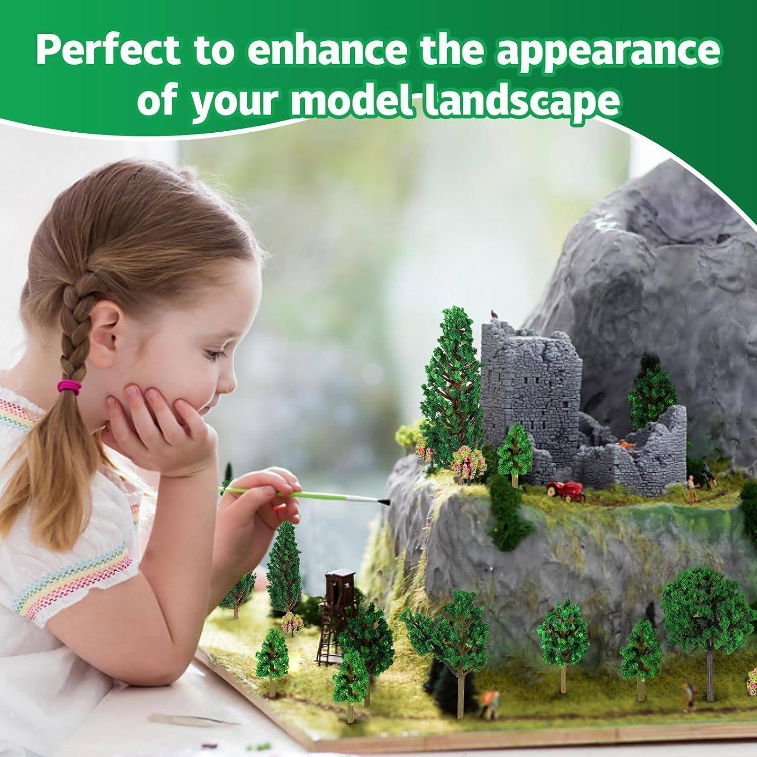 Ein Kind bemalt eine detaillierte Modell-Landschaft mit kleinen Bäumen und einem felsigen Hügel mit winzigen Gebäuden und veranschaulicht dabei die Verfeinerung des Handwerks.