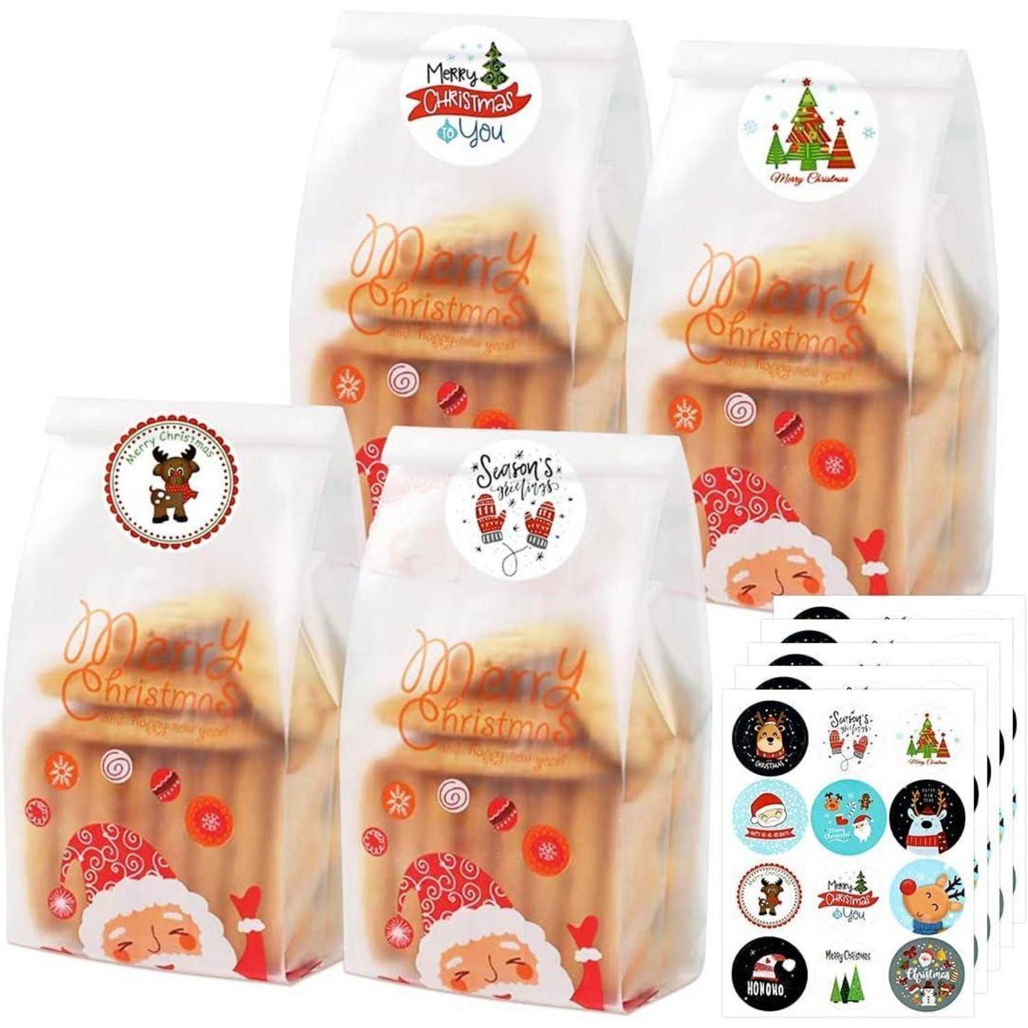 Vier weihnachtlich gestaltete Geschenktüten mit dekorativen Stickern, die Weihnachtsmann-, Rentier- und Christbaumdesigns zeigen, gefüllt mit Leckereien.