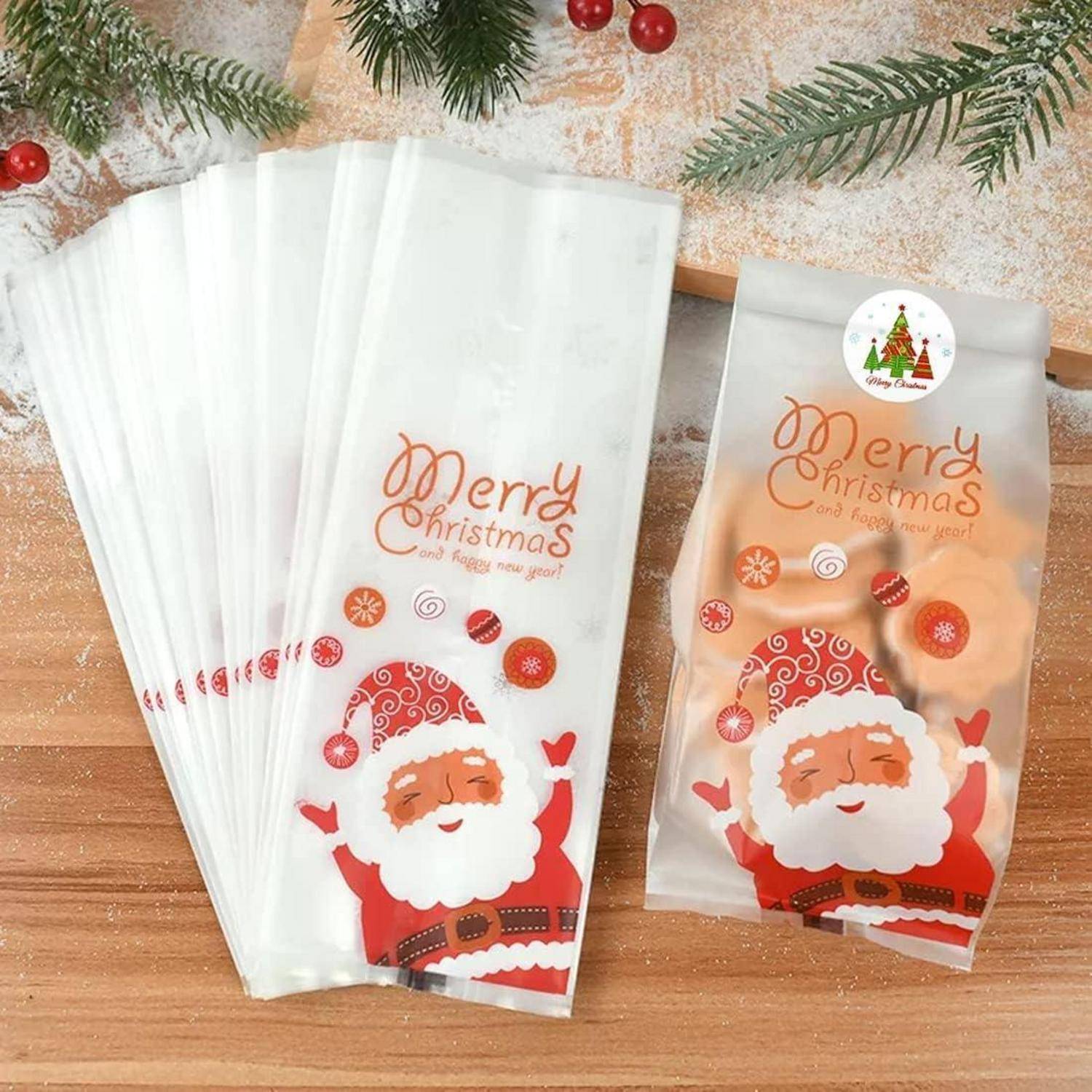Weihnachtlich gestaltete Geschenktüten mit Weihnachtsmann und der Aufschrift „Frohe Weihnachten