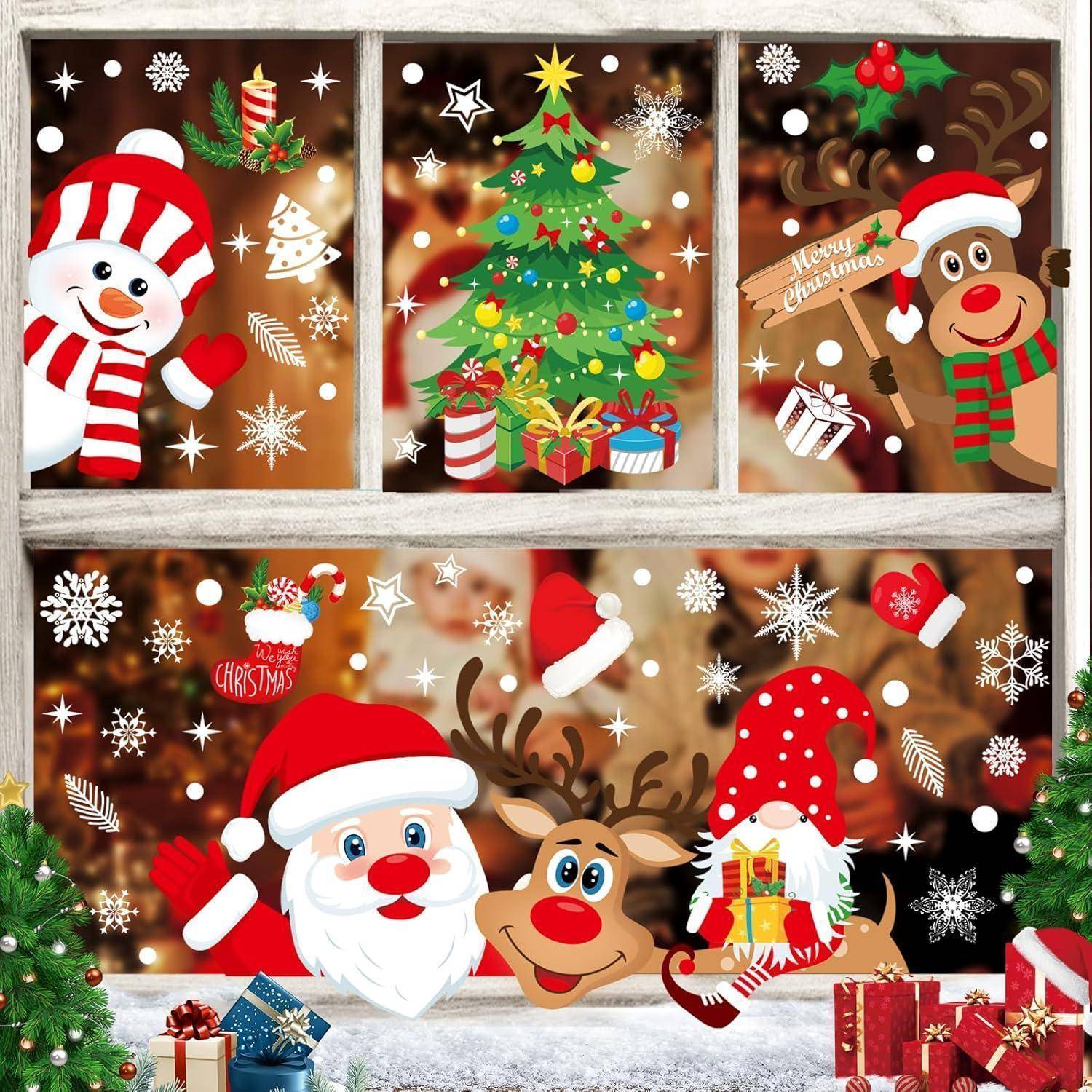 Festlich geschmücktes Fenster mit Cartoon-Schneemann, Baum, Geschenken, Rentier, Weihnachtsmann und Schneeflocken vor einem unscharfen, warmen Hintergrund.