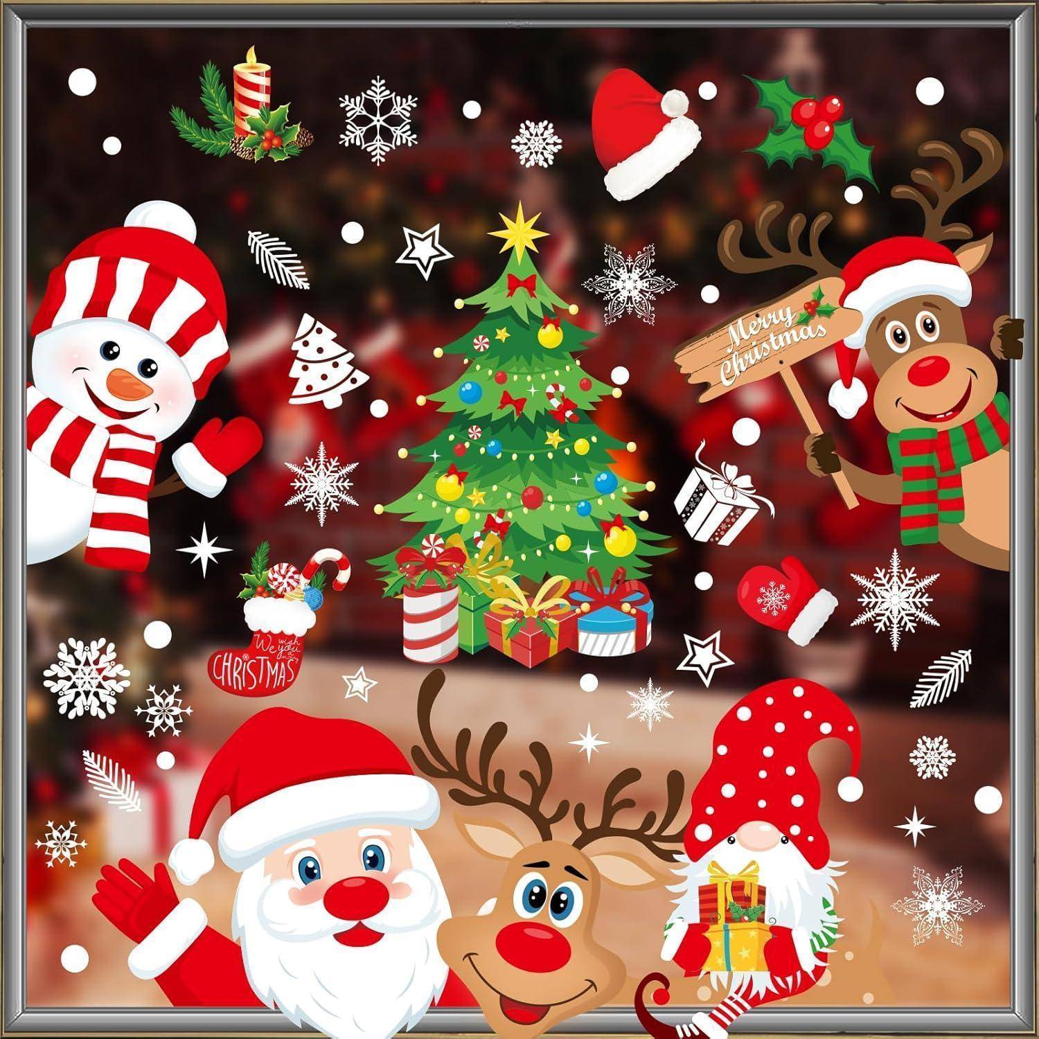 Festliche Weihnachtscollage mit einem Schneemann, Santa, Rentieren, Geschenken und einem geschmückten Weihnachtsbaum; umgeben von Schneeflocken und Feiertagssymbolen.