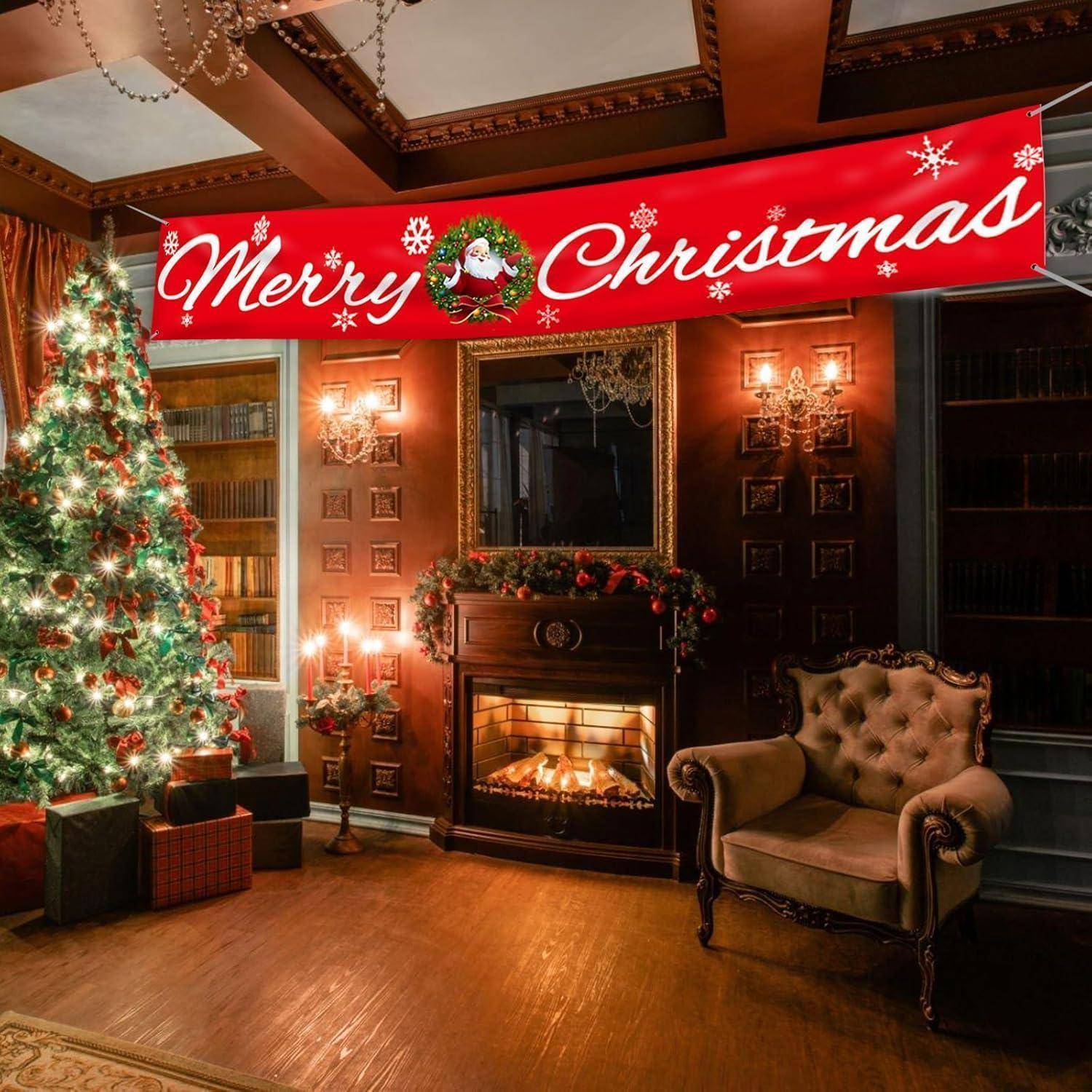 Ein warmbeleuchtetes Wohnzimmer mit einem Weihnachtsbaum, Geschenken, einem Kamin und einem roten Banner mit der Aufschrift 