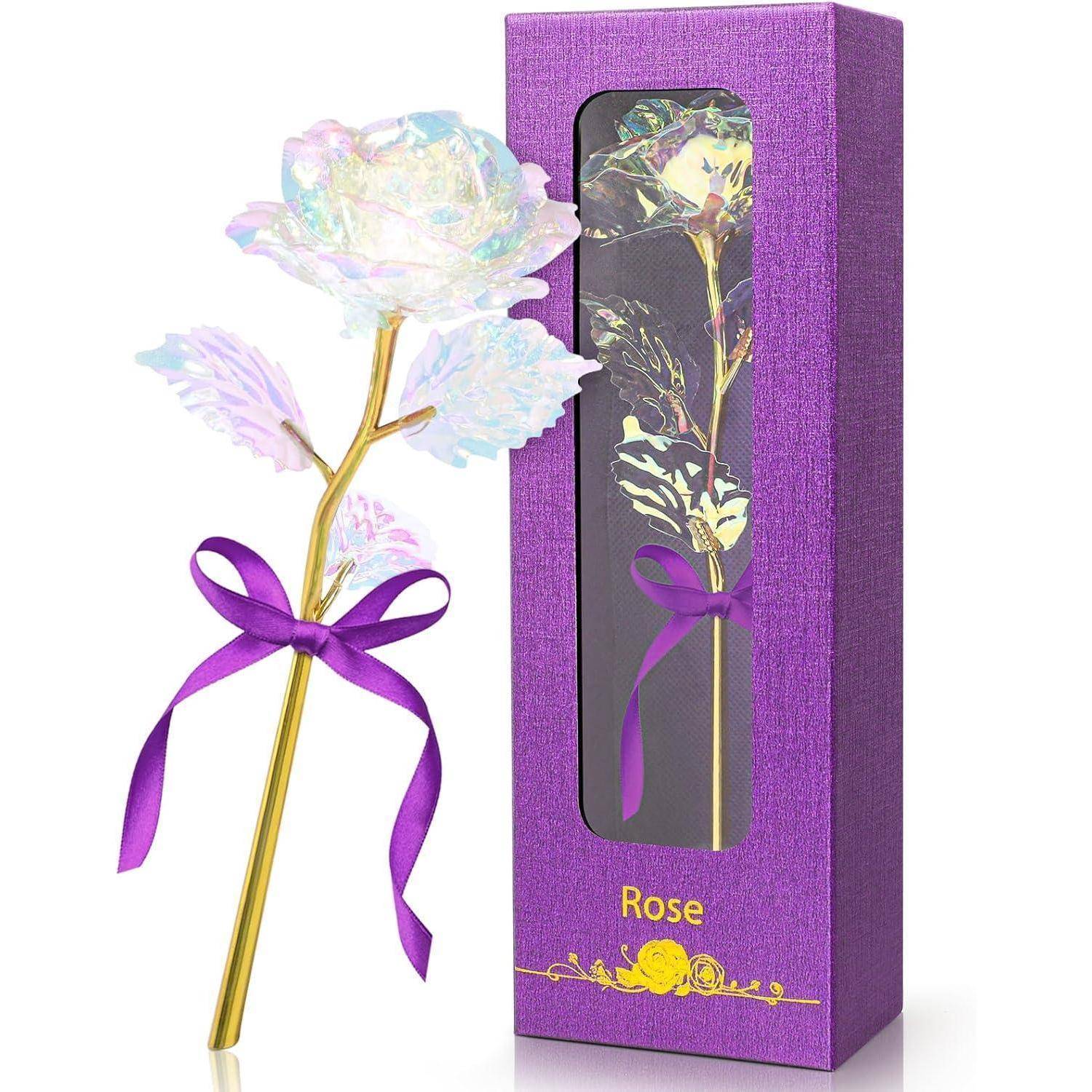 Irisieerende künstliche Rose mit goldenem Stiel und lila Schleife, die neben ihrer lila Geschenkbox mit der Aufschrift 'Rose' präsentiert wird.