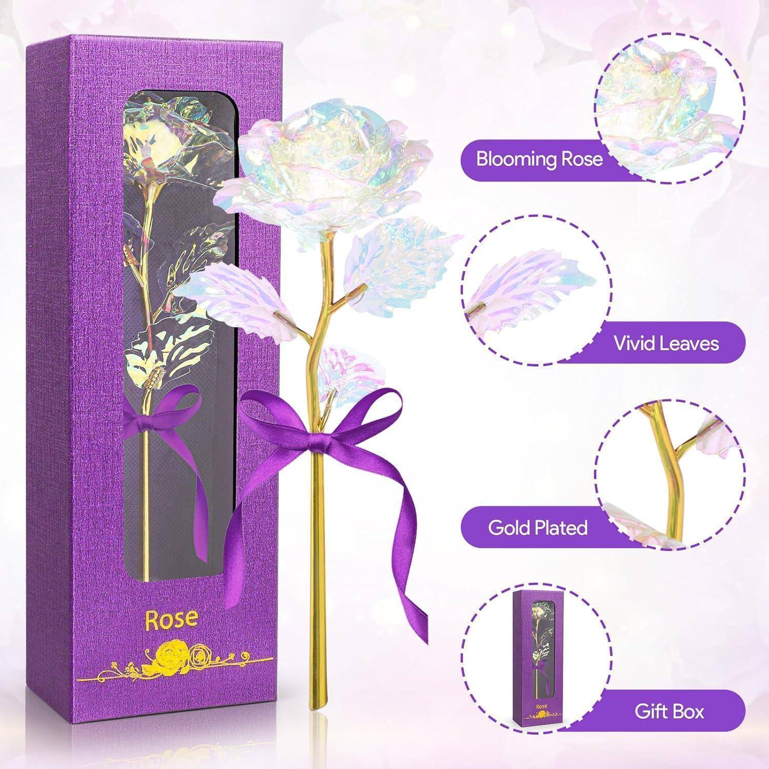 Geschenkset mit einer vergoldeten Rose mit lebhaften Blättern, verpackt in einer violetten Geschenkbox mit der Aufschrift 