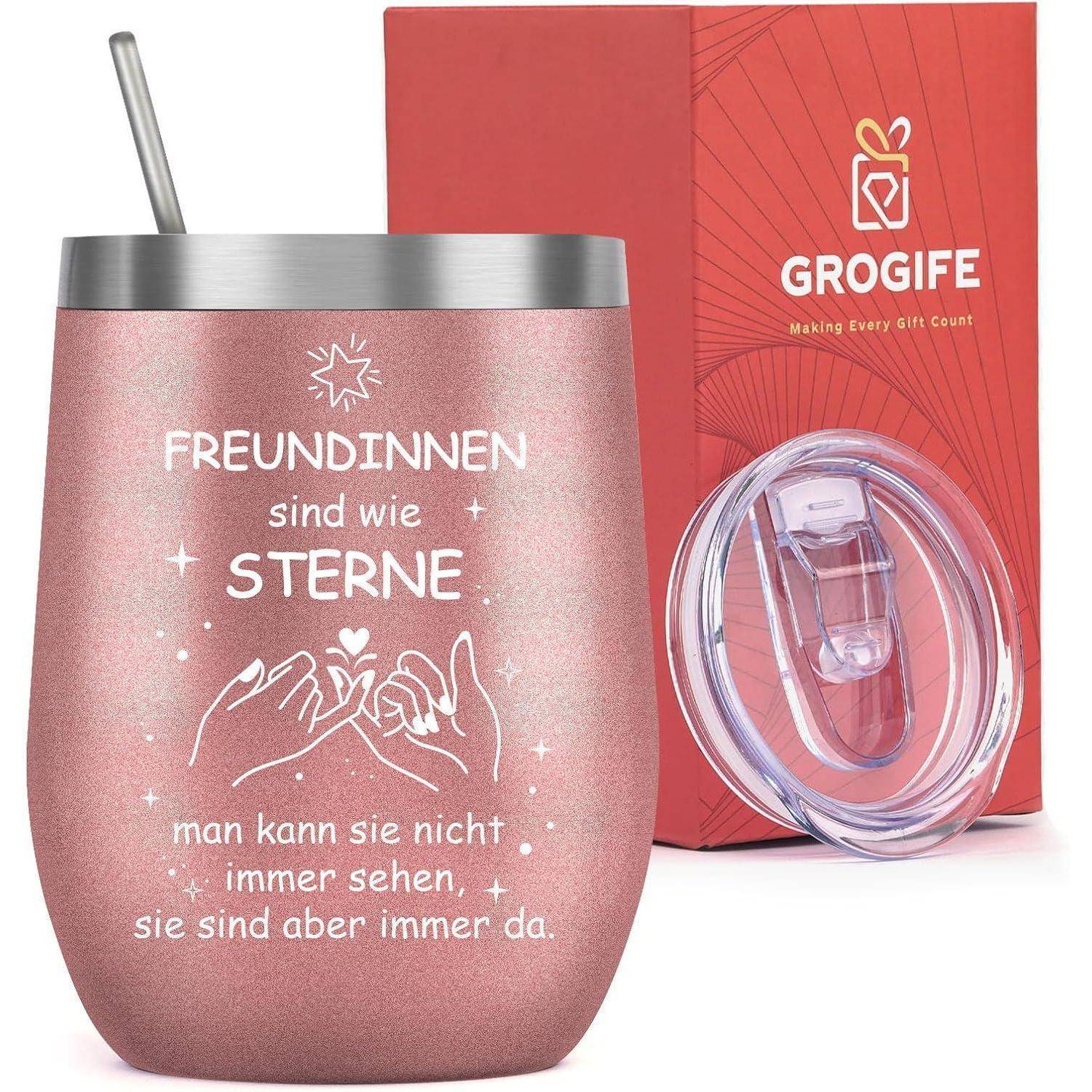 Ein rosa Trinkbecher zeigt den Text: 'Freundinnen sind wie Sterne, man kann sie nicht immer sehen, sie sind aber immer da.' Daneben befindet sich eine rote Geschenkbox.