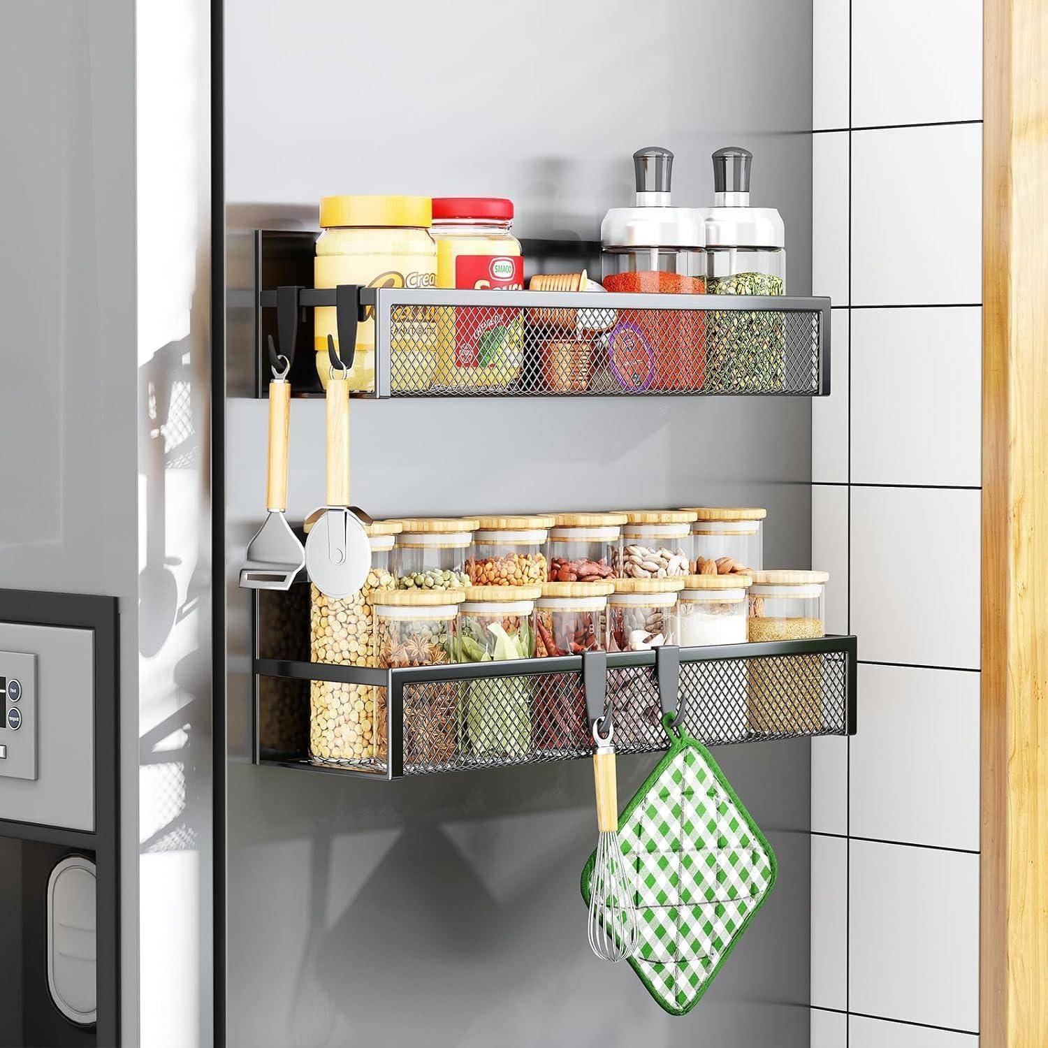 Küchen-Wandorganizer mit zwei schwarzen Gitterregalen, die Gewürze in Gläsern, Kochöle und hängende Küchenutensilien wie Löffel und Schöpfkelle aufbewahren.