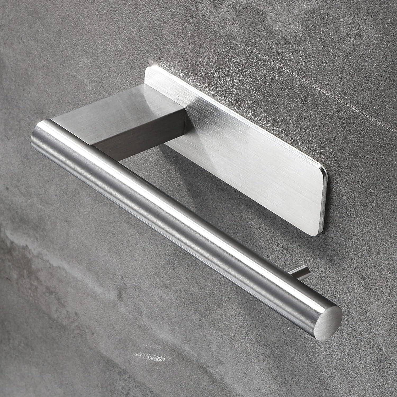 Ein schlanker, moderner rechteckiger Metalltürgriff mit gebürsteter Oberfläche ist auf einer glatten, grauen Fläche montiert.