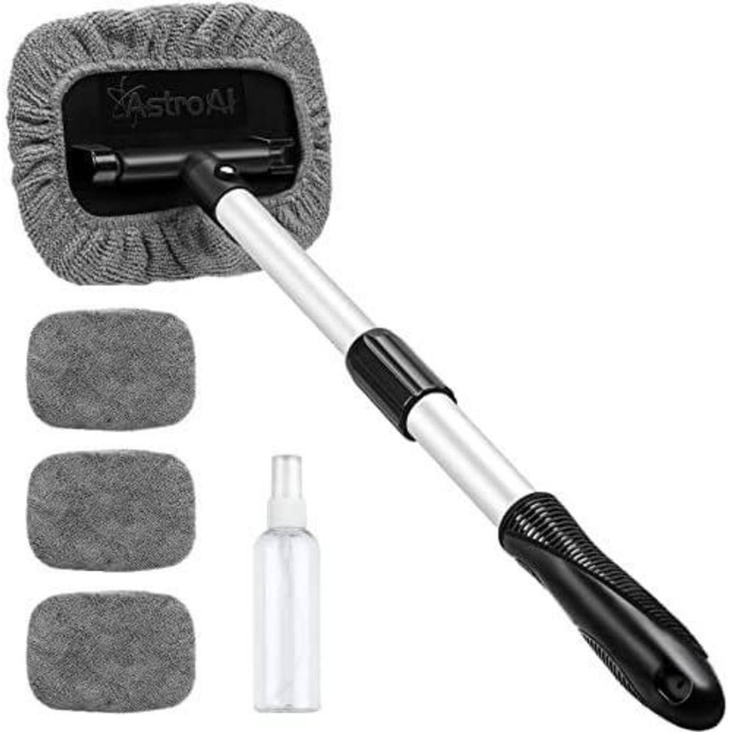Ein Autowindschutzscheiben-Reinigungswerkzeugset mit einem langstieligen Wischer, drei austauschbaren grauen Pads und einer kleinen Sprühflasche für einfache Reinigung.