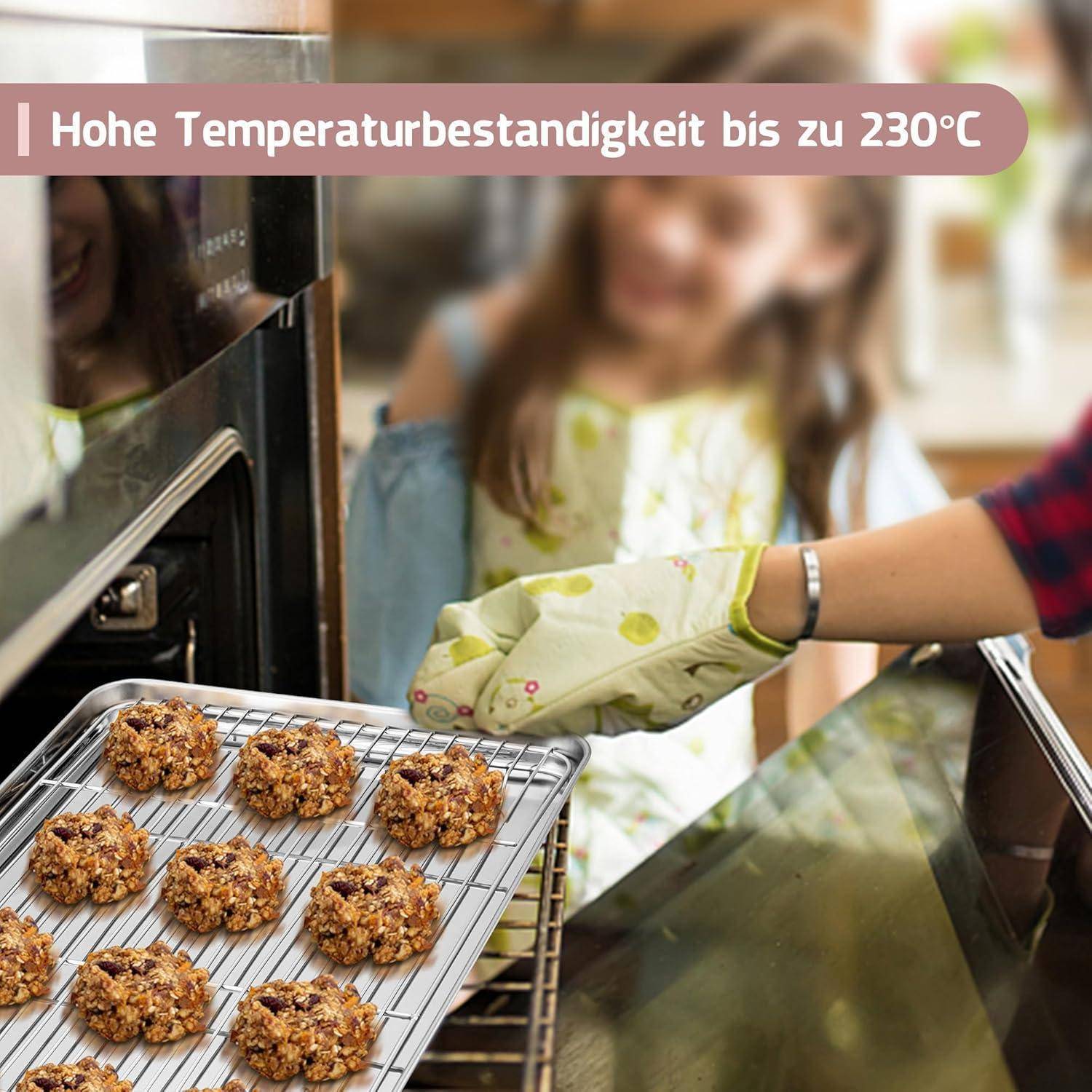 Eine Person trägt einen Ofenhandschuh und nimmt ein Backblech mit Keksen aus dem Ofen. Text lautet: 'Hohe Temperaturbeständigkeit bis zu 230°C'.