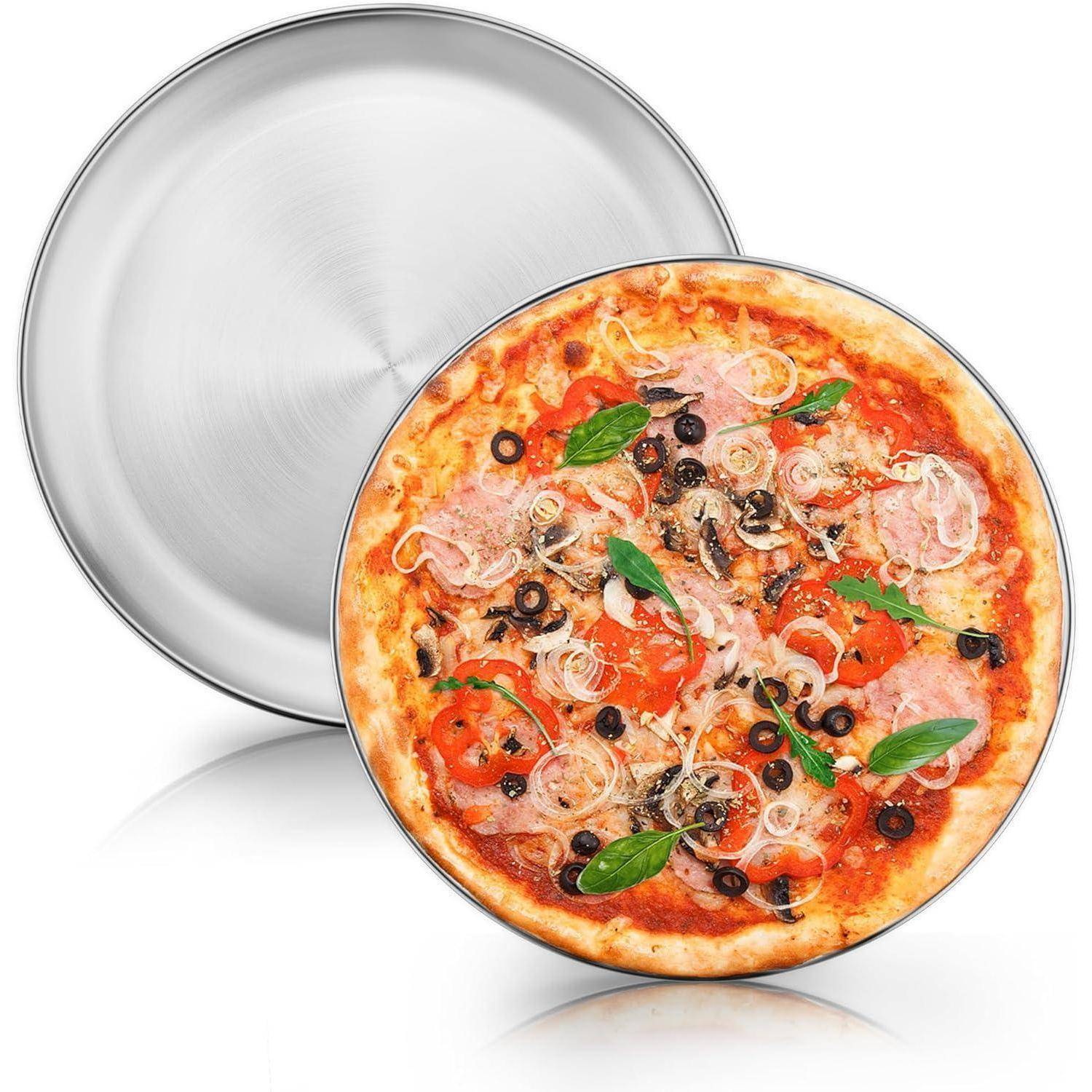 Eine frisch gebackene Pizza, belegt mit Gemüse, Fleisch und Kräutern auf einem Edelstahlblech, servierbereit.
