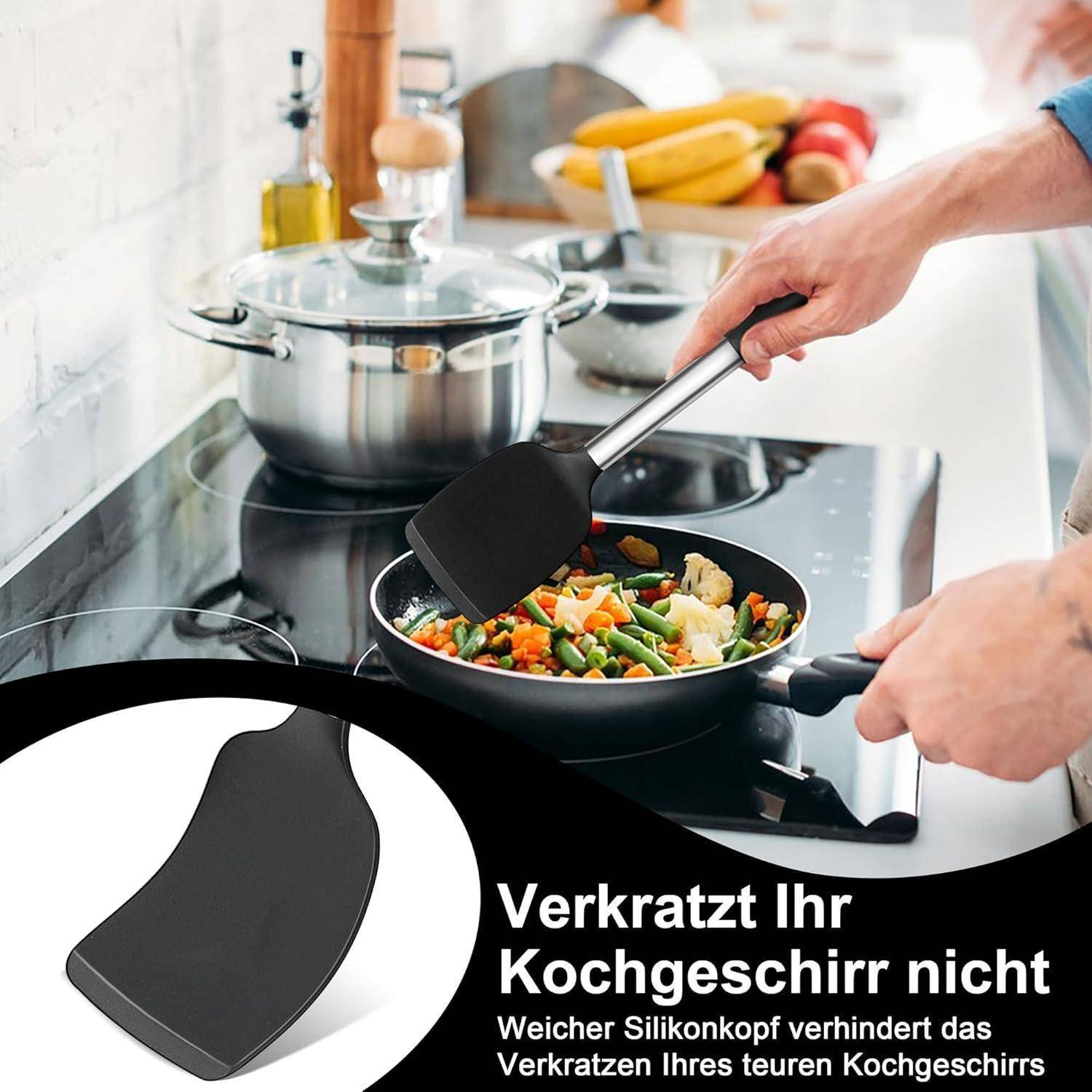Person beim Kochen von Gemüse auf dem Herd mit einem weichen Silikonspatel, um Kratzer im Kochgeschirr zu vermeiden. Der Text im Bild hebt dieses Merkmal hervor.
