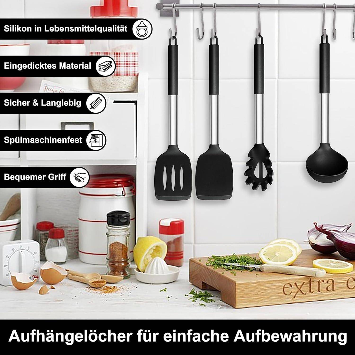 Fünf Küchenutensilien mit schwarzen Griffen hängen an Haken an einer gefliesten Wand. Text auf Deutsch hebt Eigenschaften wie Haltbarkeit und Komfort hervor.