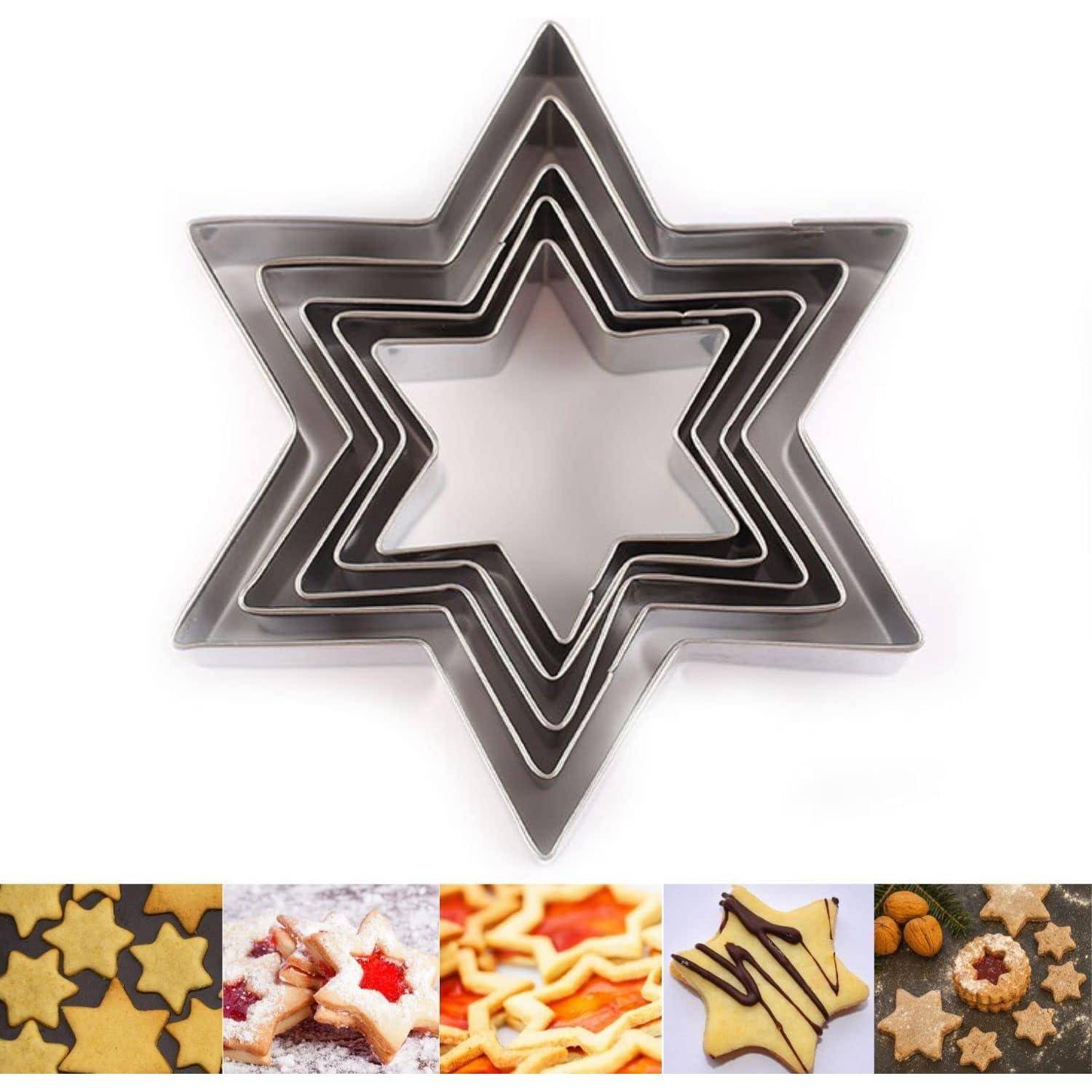 Eine Reihe von fünf ineinander verschachtelten, sternförmigen Metalldosen zum Ausstechen von Plätzchen über Bildern von Sternen-Plätzchen mit verschiedenen Dekorationen.
