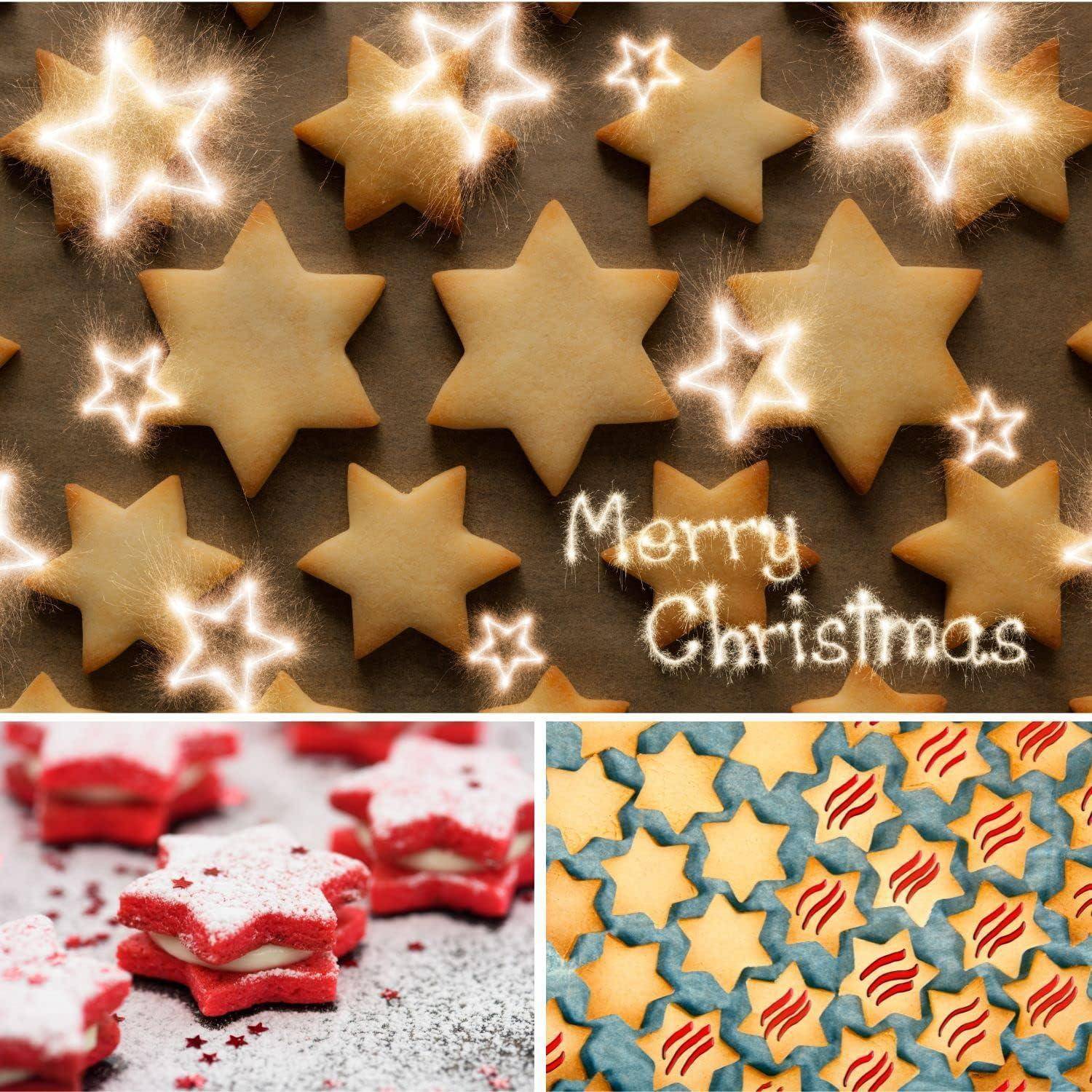 Sternförmige Plätzchen mit der Aufschrift ‚Frohe Weihnachten'. Darunter werden rot glasierte Plätzchen und blaue Plätzchen mit roten Streifen präsentiert.