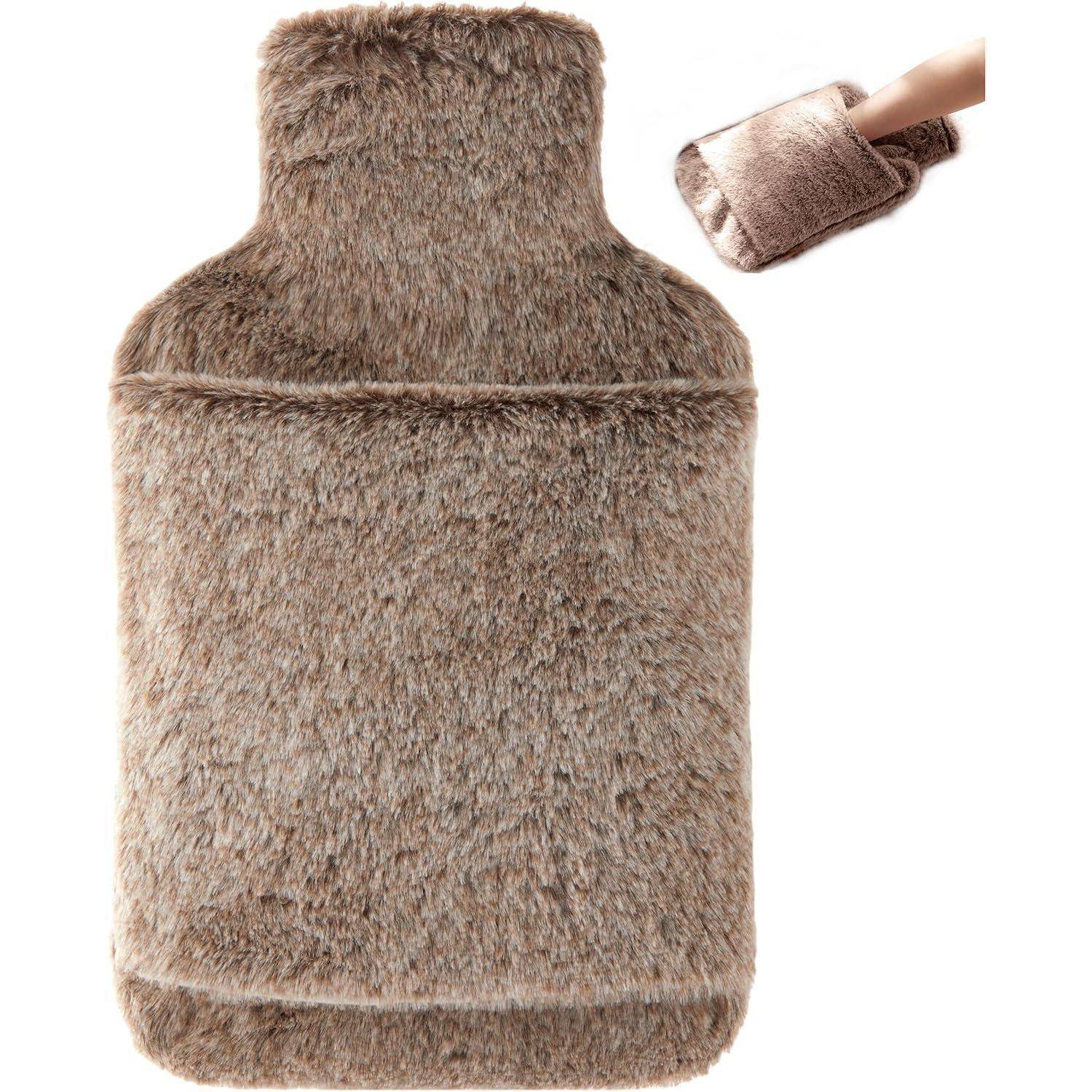 Eine Wärmflasche mit einem flauschigen braunen Überzug und eine Hand, die in einen passenden Handschuh gesteckt ist, die Geborgenheit und Wärme demonstriert.