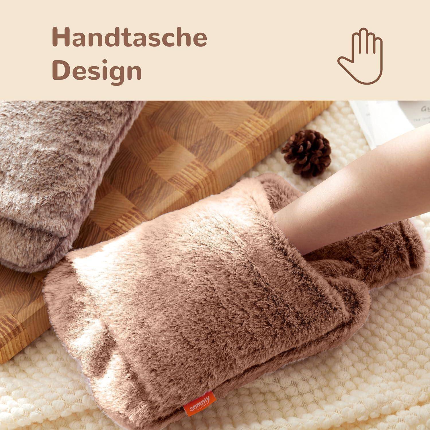 Eine unscharf wirkende braune Handtasche mit kariertem Innenfutter liegt auf einer Holzoberfläche. Eine Hand greift in die Tasche.